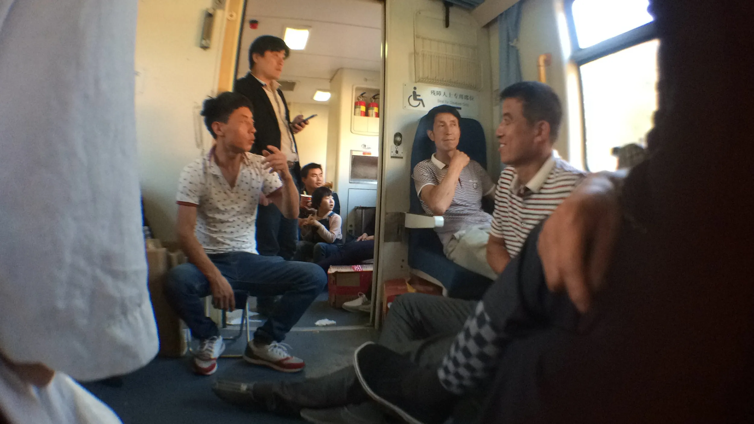 足止めを食らってる最中の列車内の様子