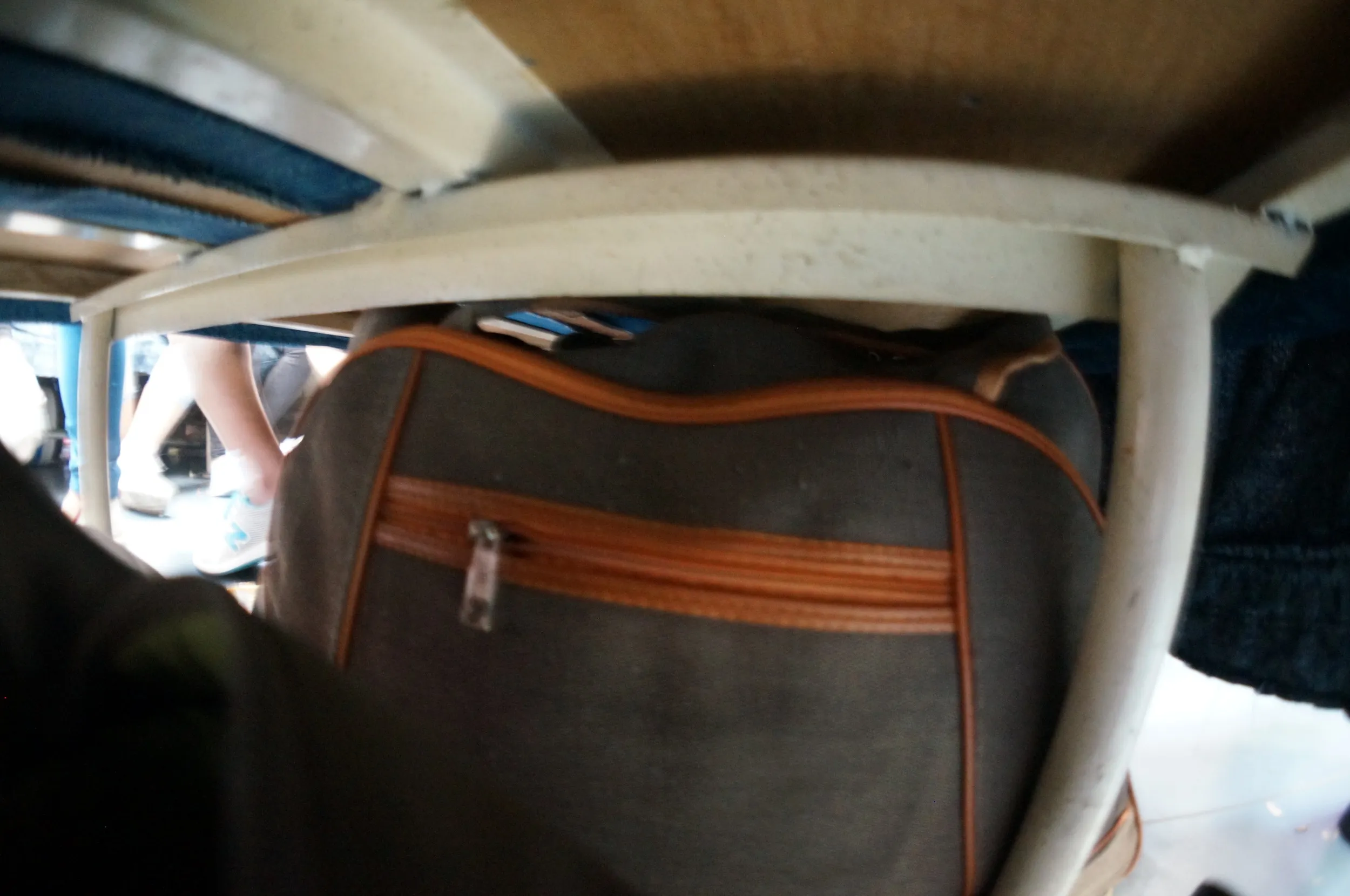 座席の下に転がり込んで雑魚寝