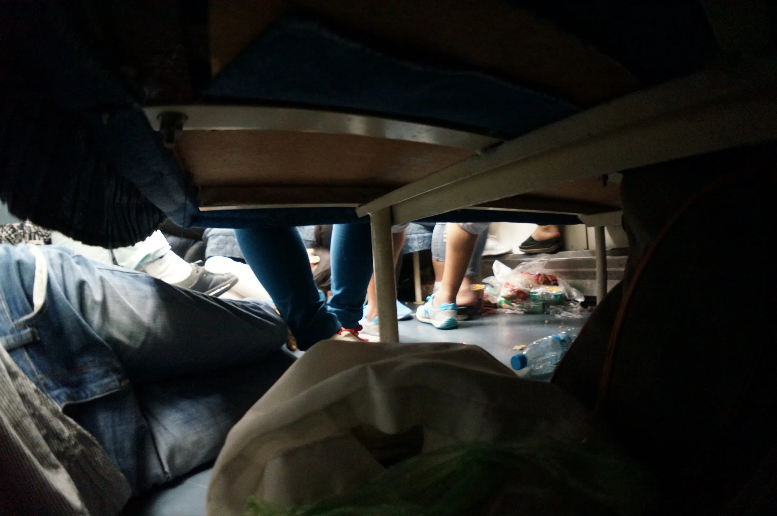 座席の下に転がり込んで雑魚寝