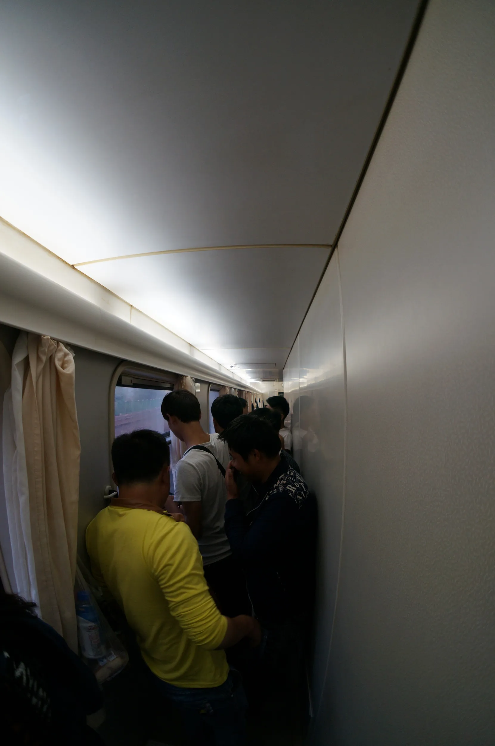 早朝の列車内の様子