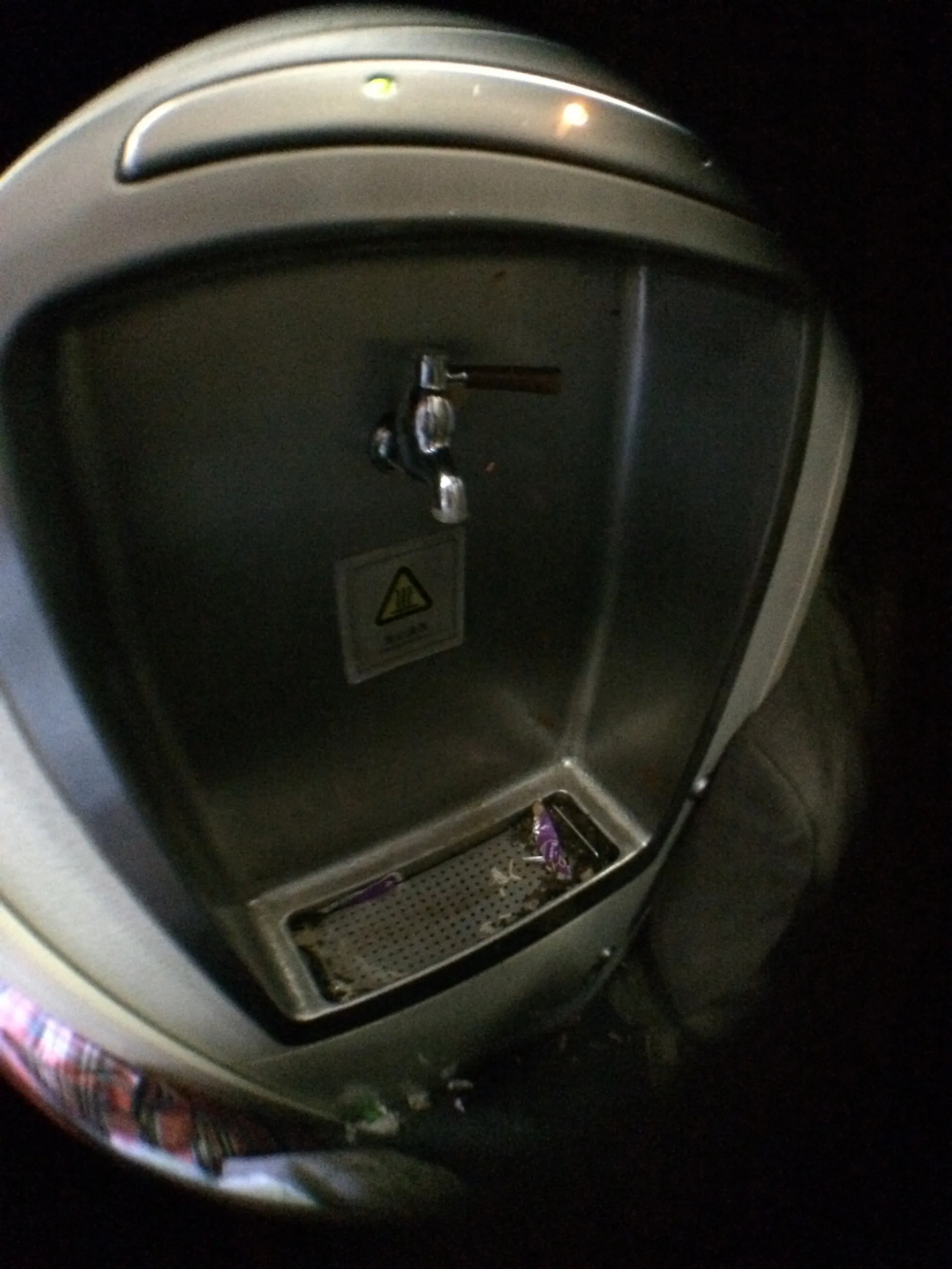 給湯場所でタオルを洗い、顔などを拭く