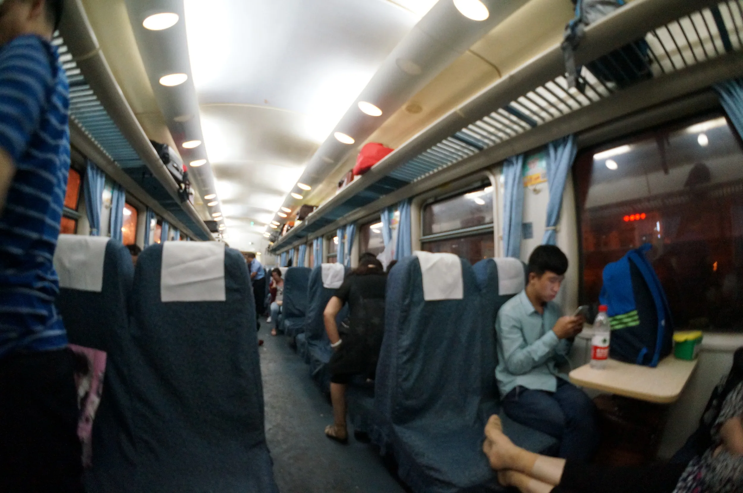 南京を超えた辺りで座席に余裕が出来、くつろぎモードに突入！