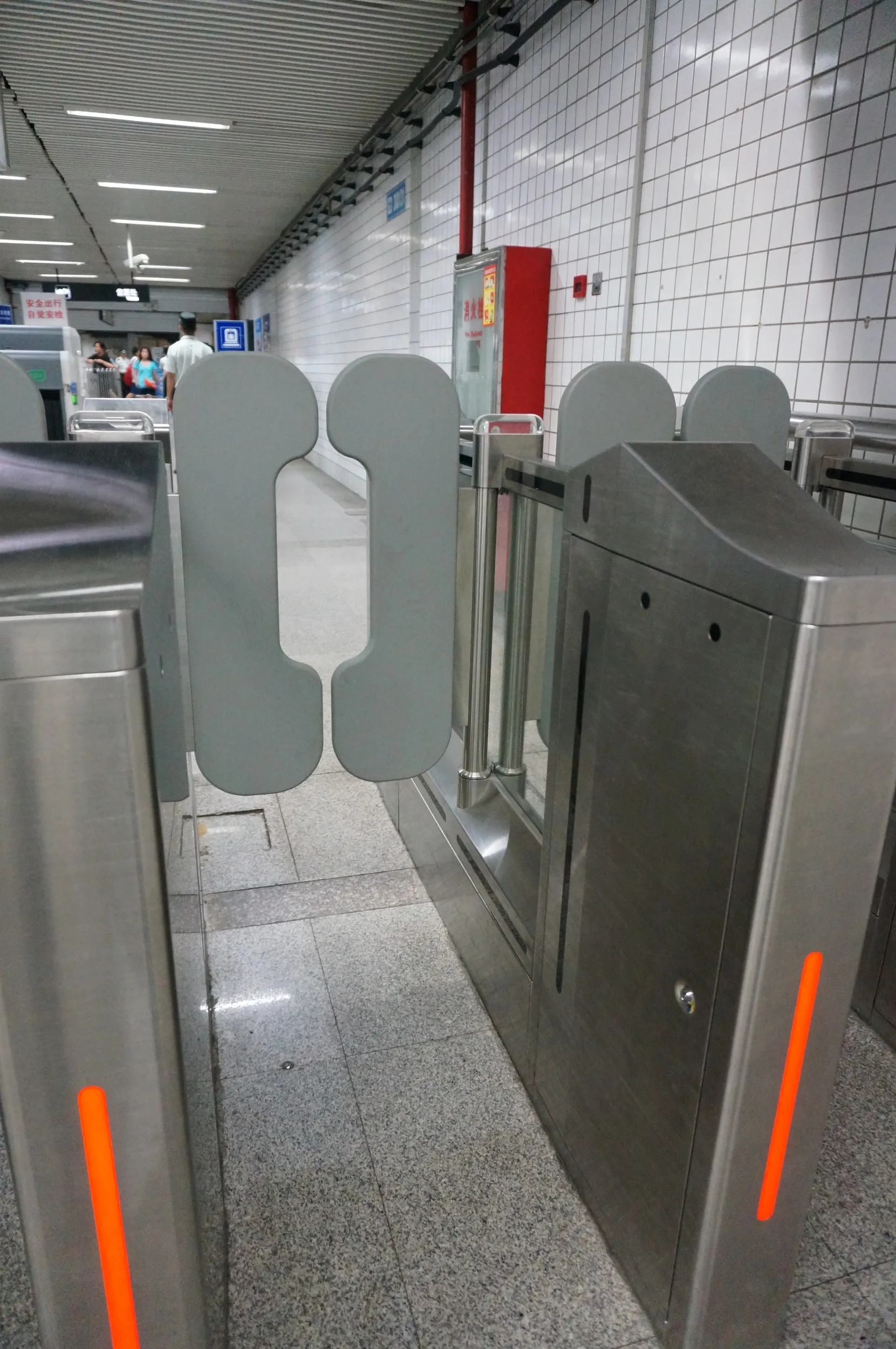 扉式の自動改札が出来ていた