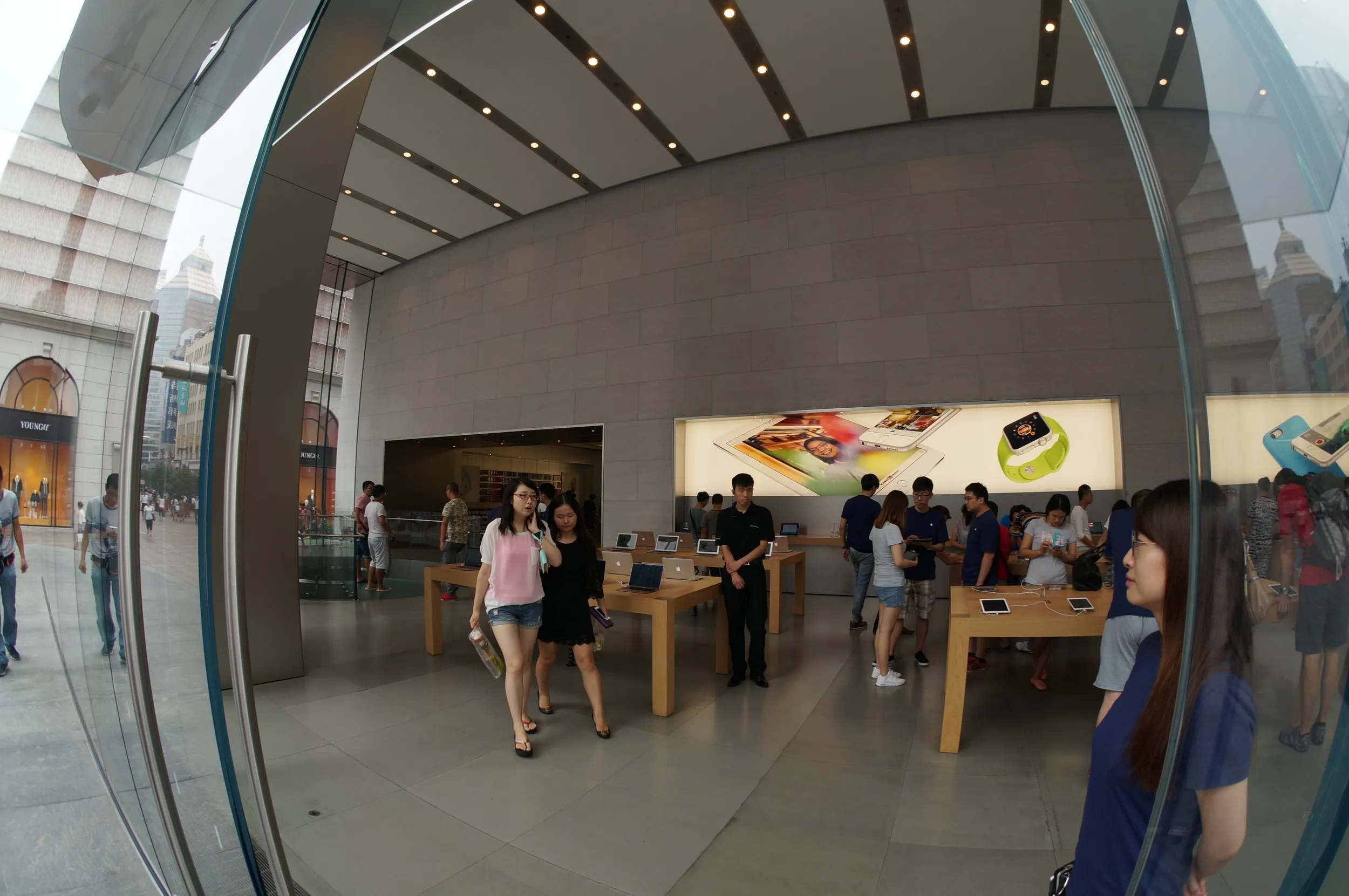 Apple Storeに突入