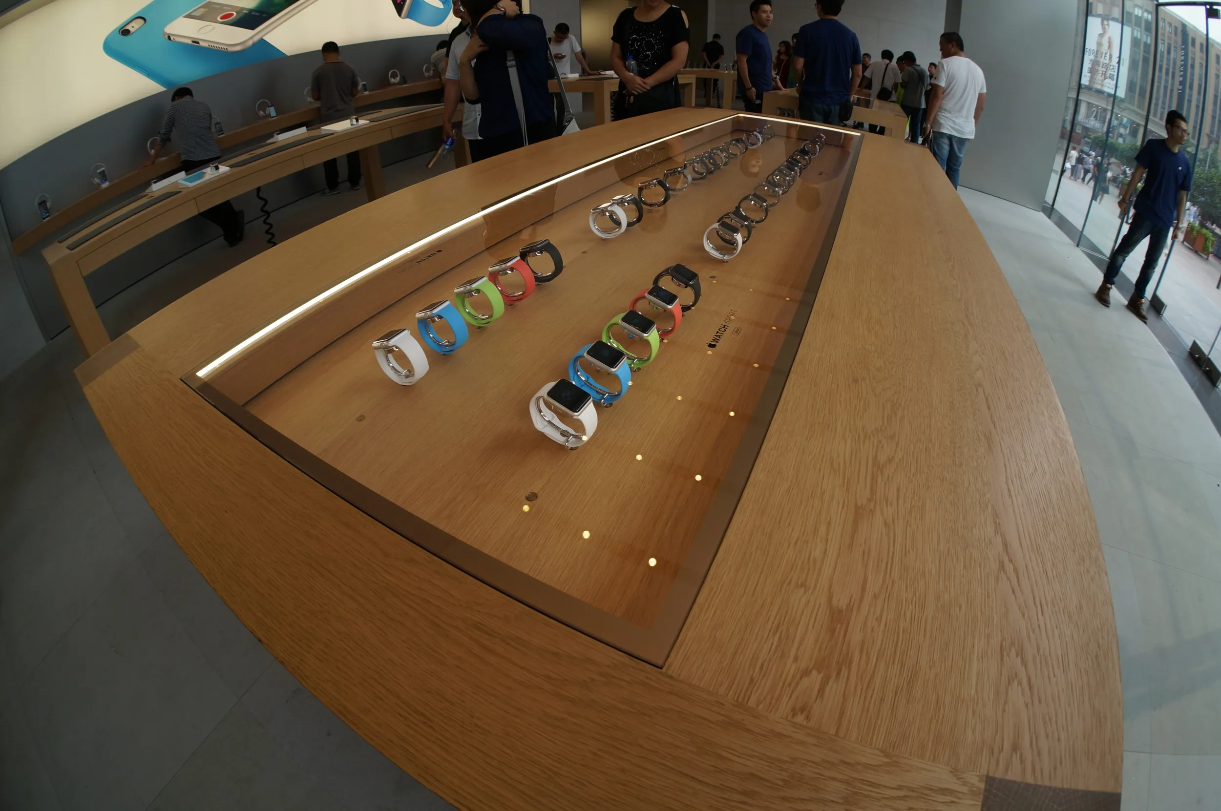 Apple Watchがずらりと陳列されていた