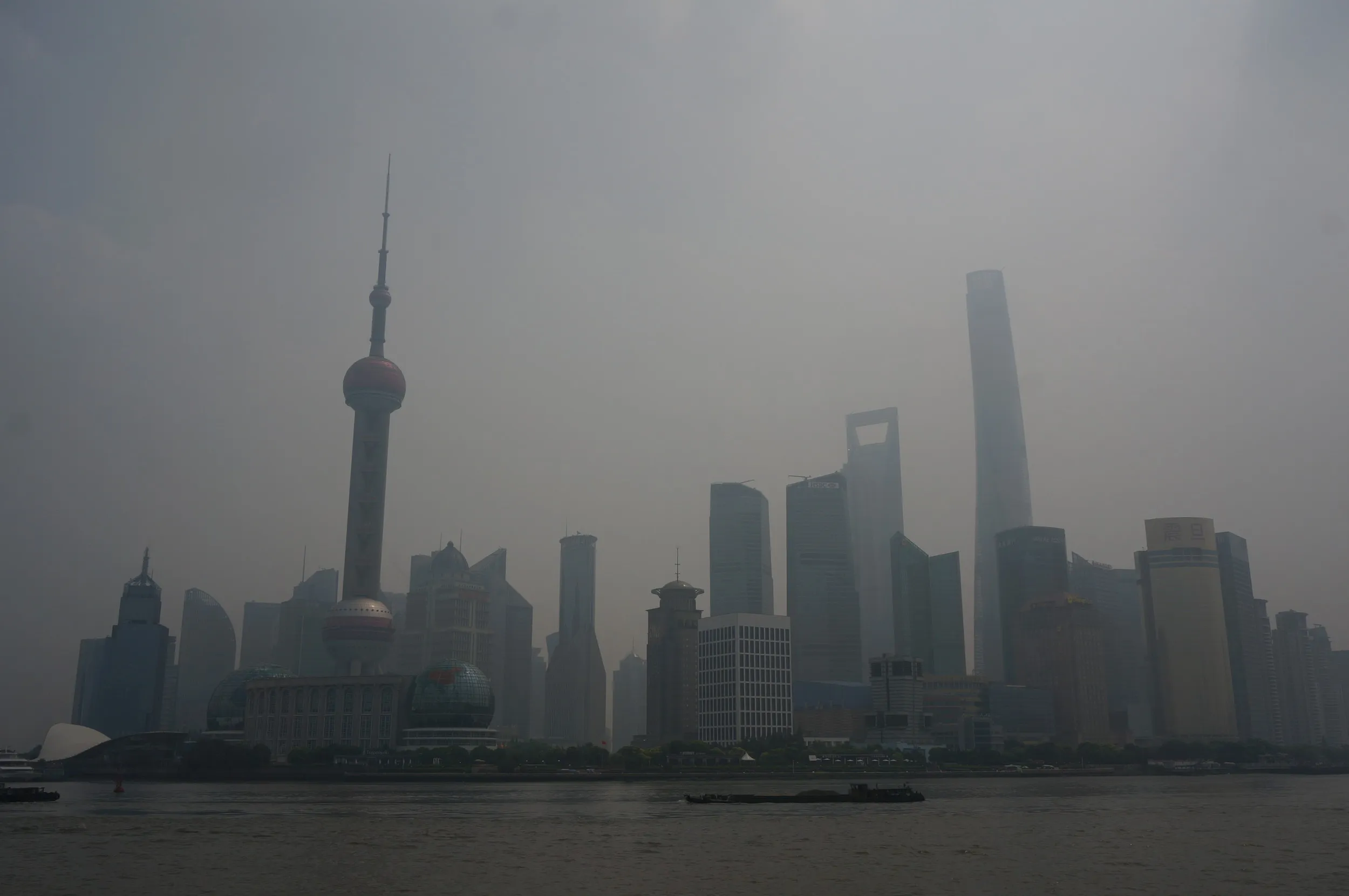 黄浦江と対岸の金融地区の風景