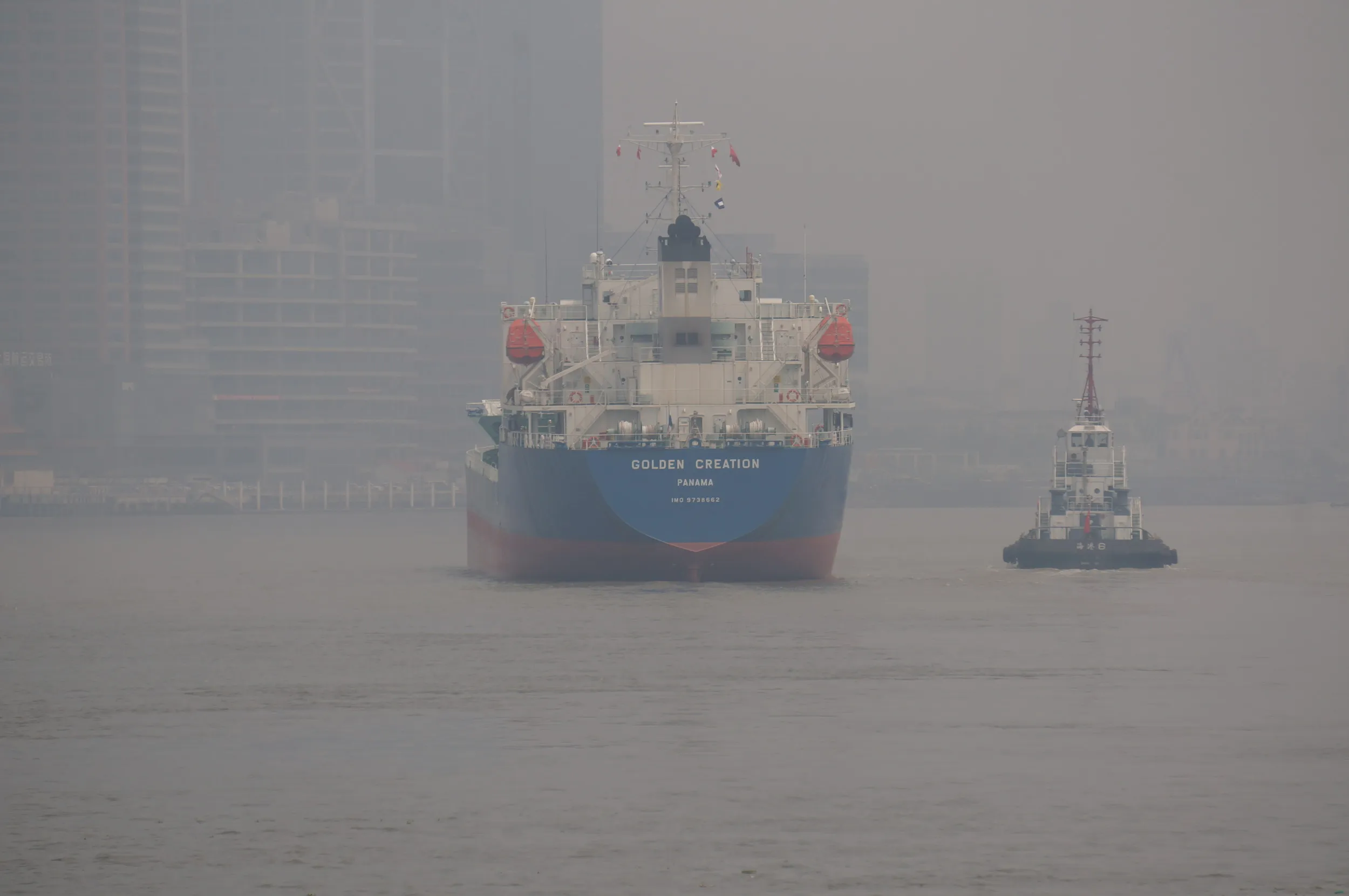 黄浦江を行きかう船