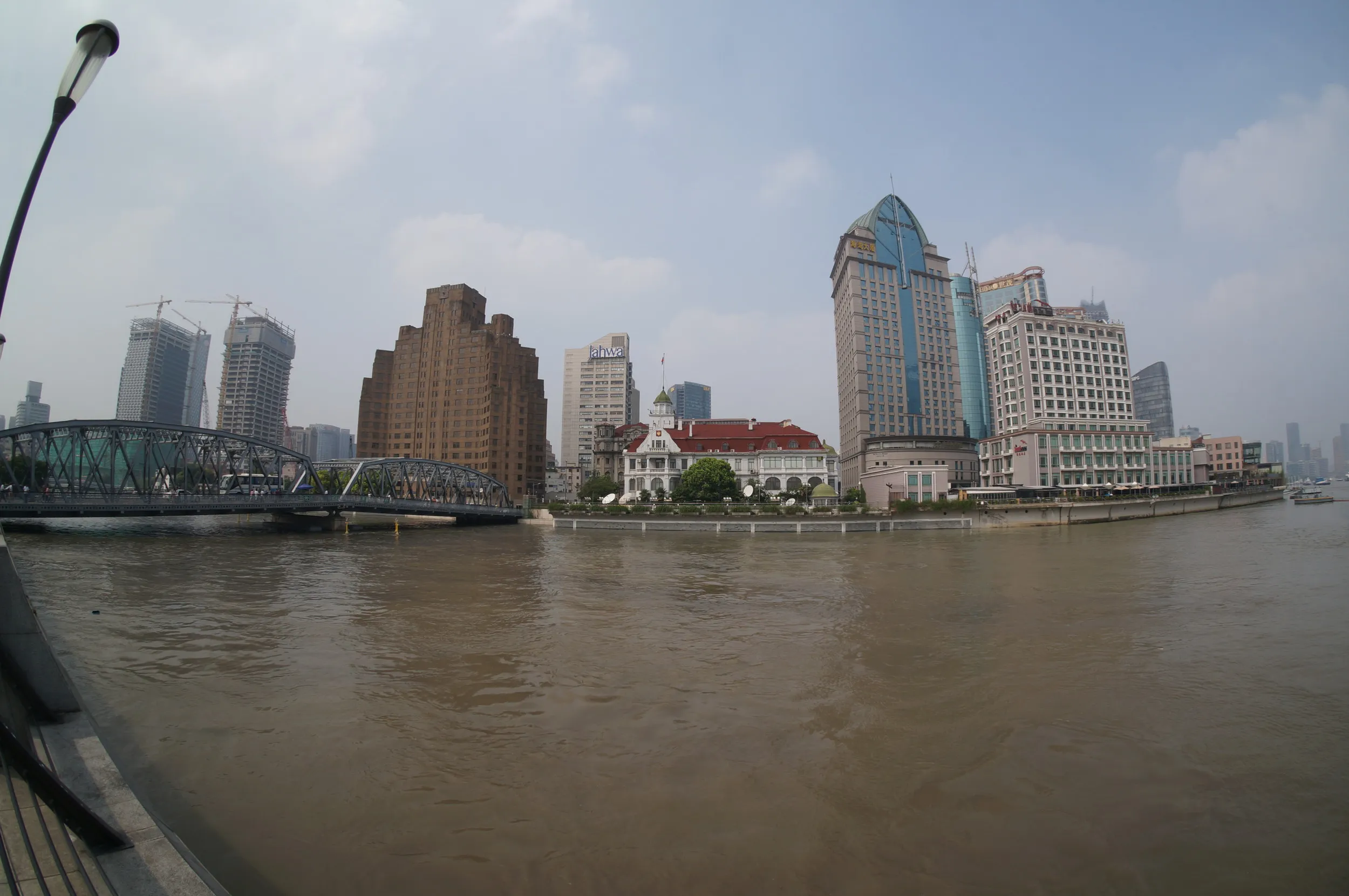 上海市人民英雄記念塔から外白渡橋を眺める