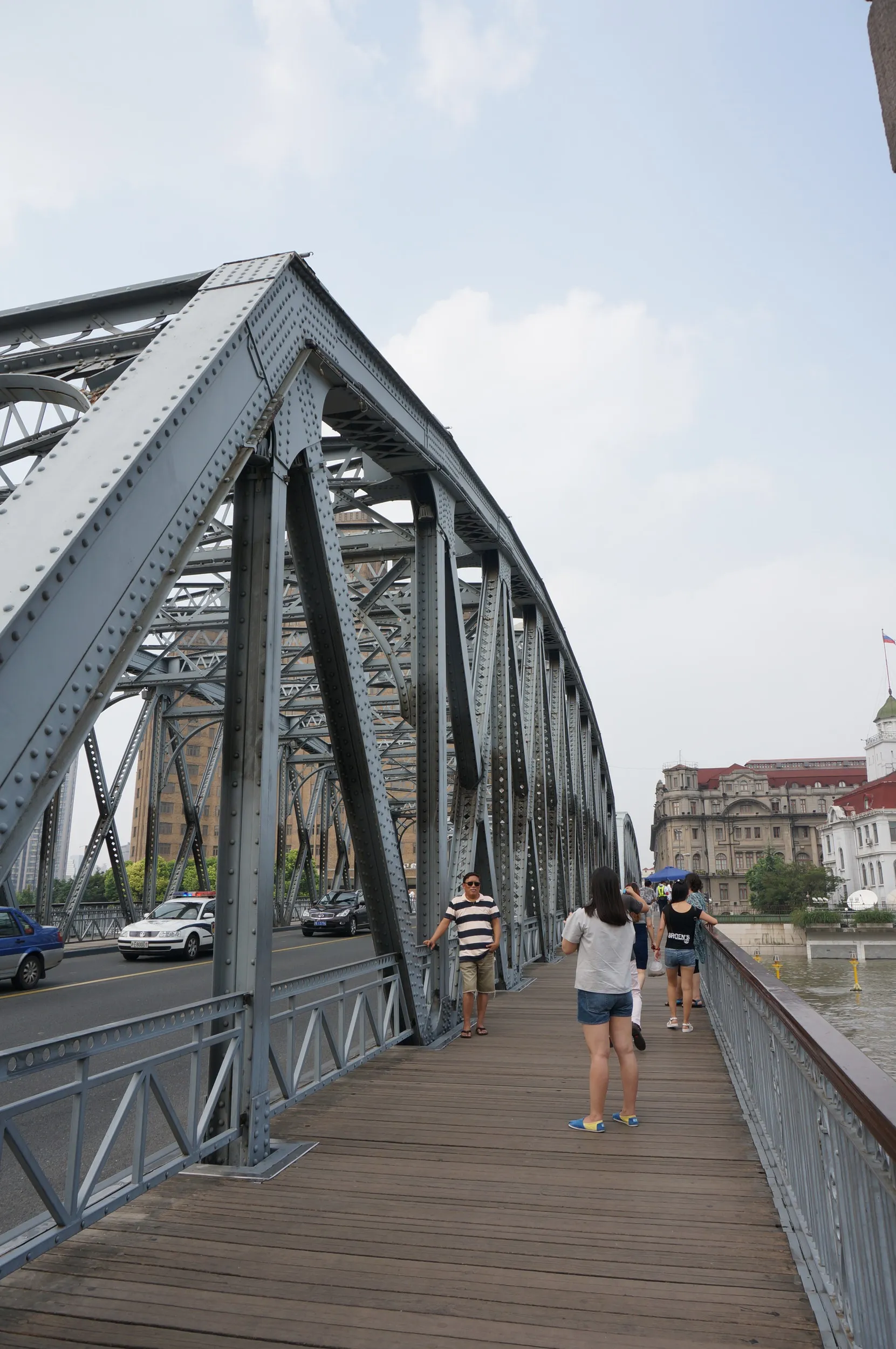 写真撮影に余念がない観光客と結婚写真撮影をしている人達