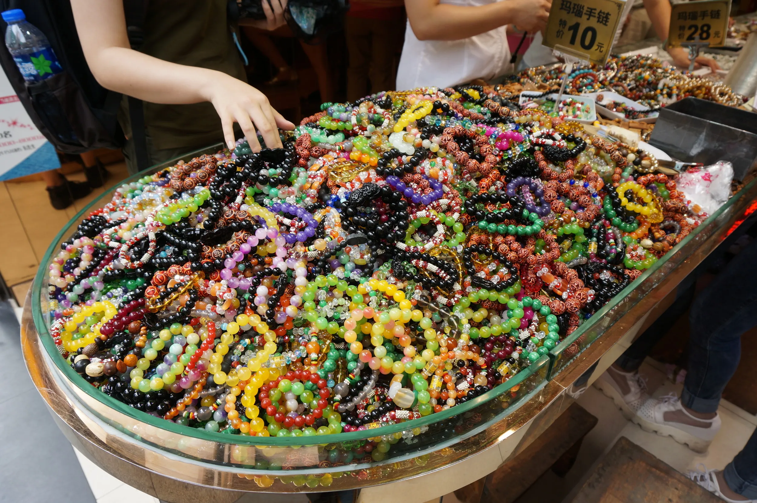 高い翡翠から安い天然石を使ったアクセサリーまで販売しているお土産屋さん