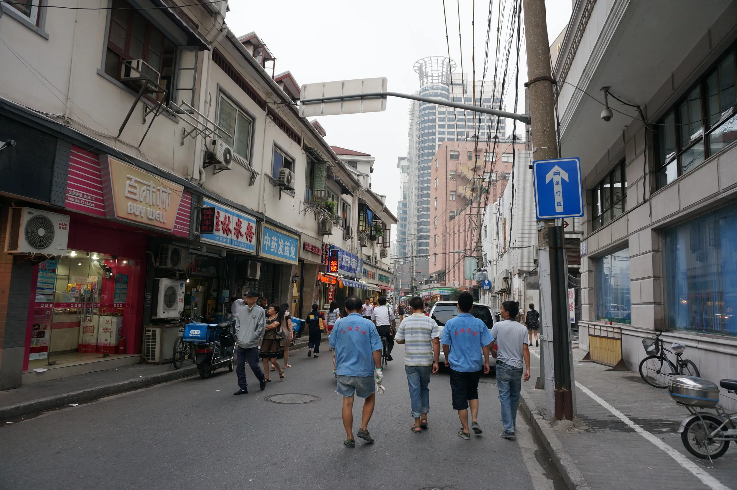 南京東路周辺の雑然とした街並み