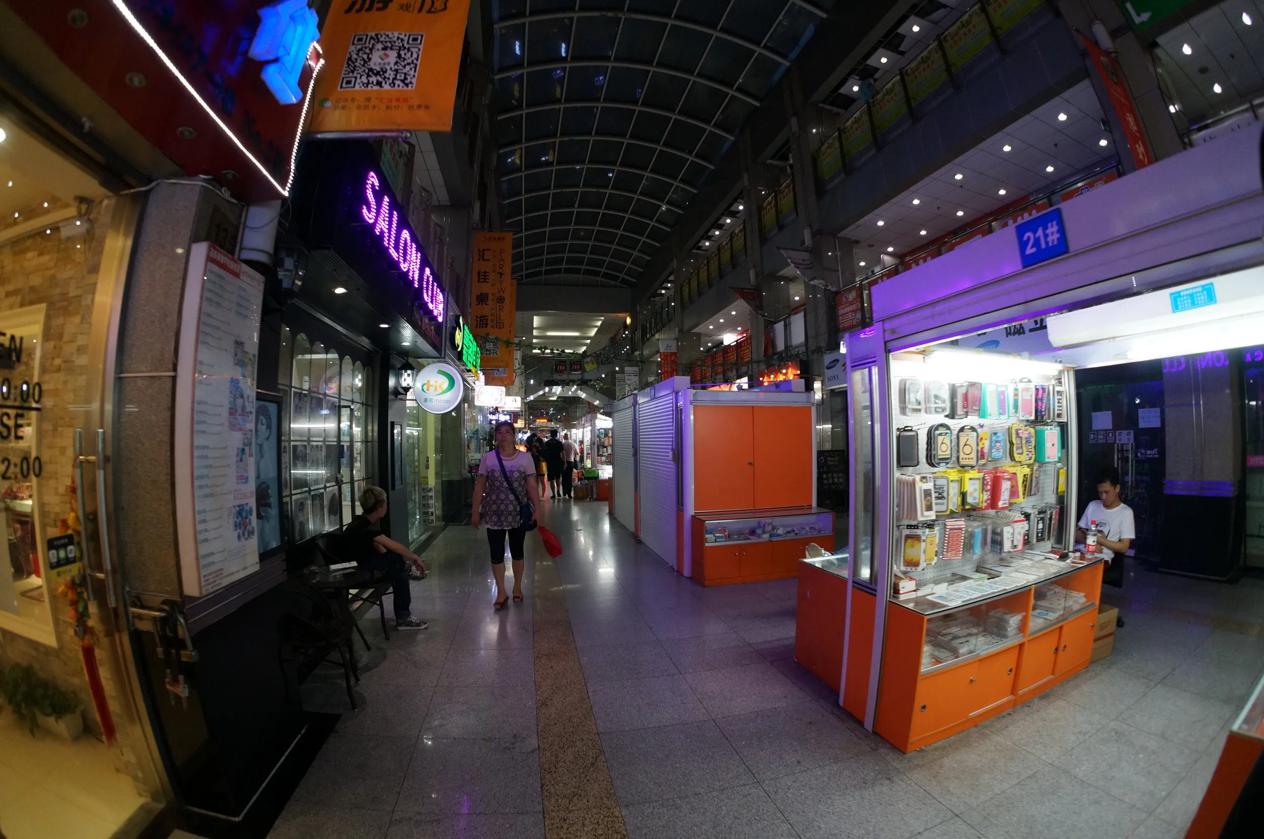 スマホアクセサリー類を販売している露店