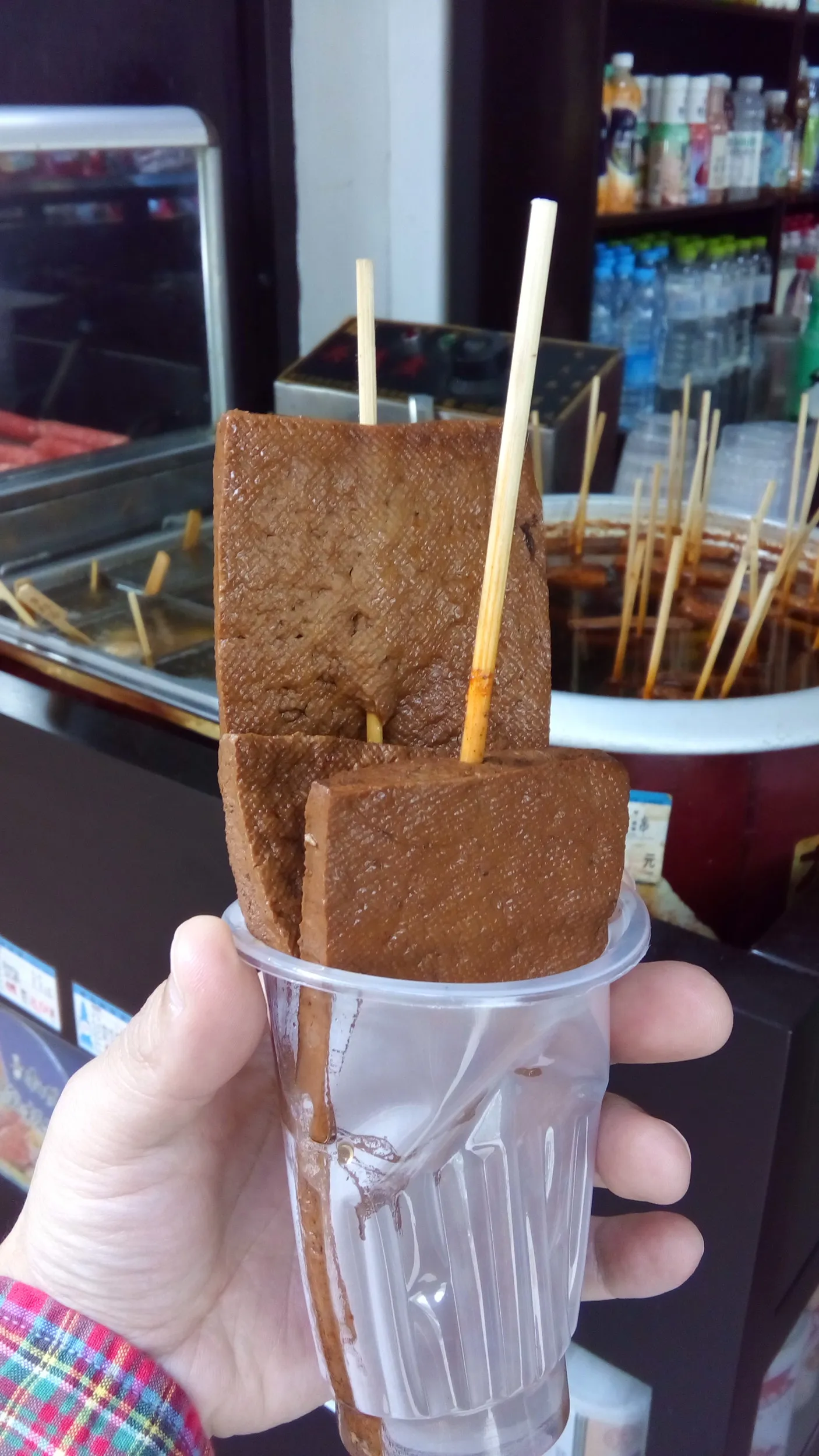 西湖で煮豆腐の串を購入