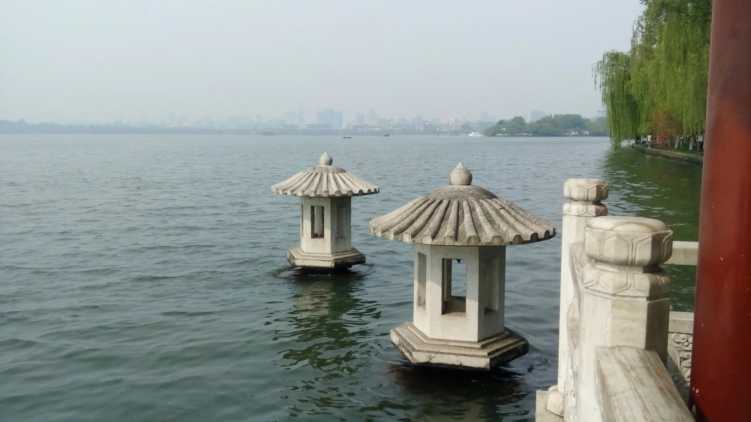 柳絮舞う春の西湖