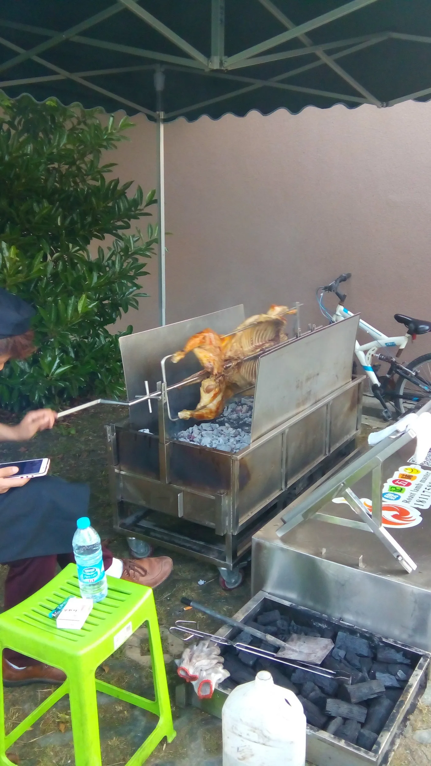 空港近くの貸し別荘で羊肉