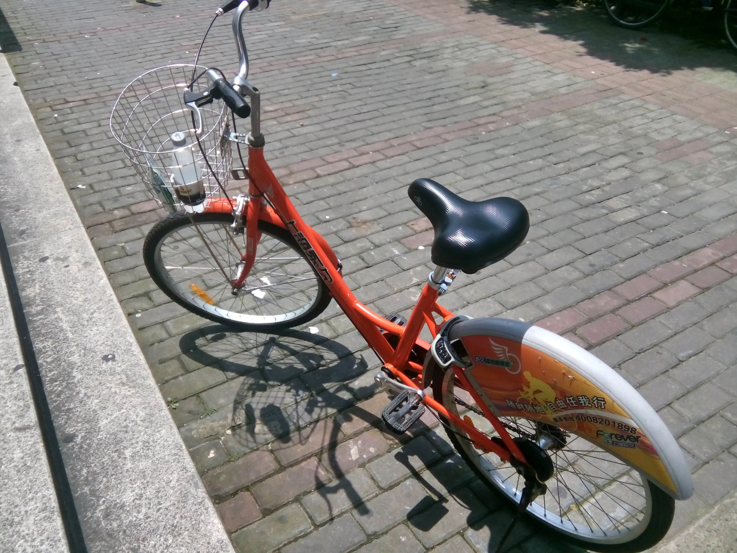 昼休みの食堂への道