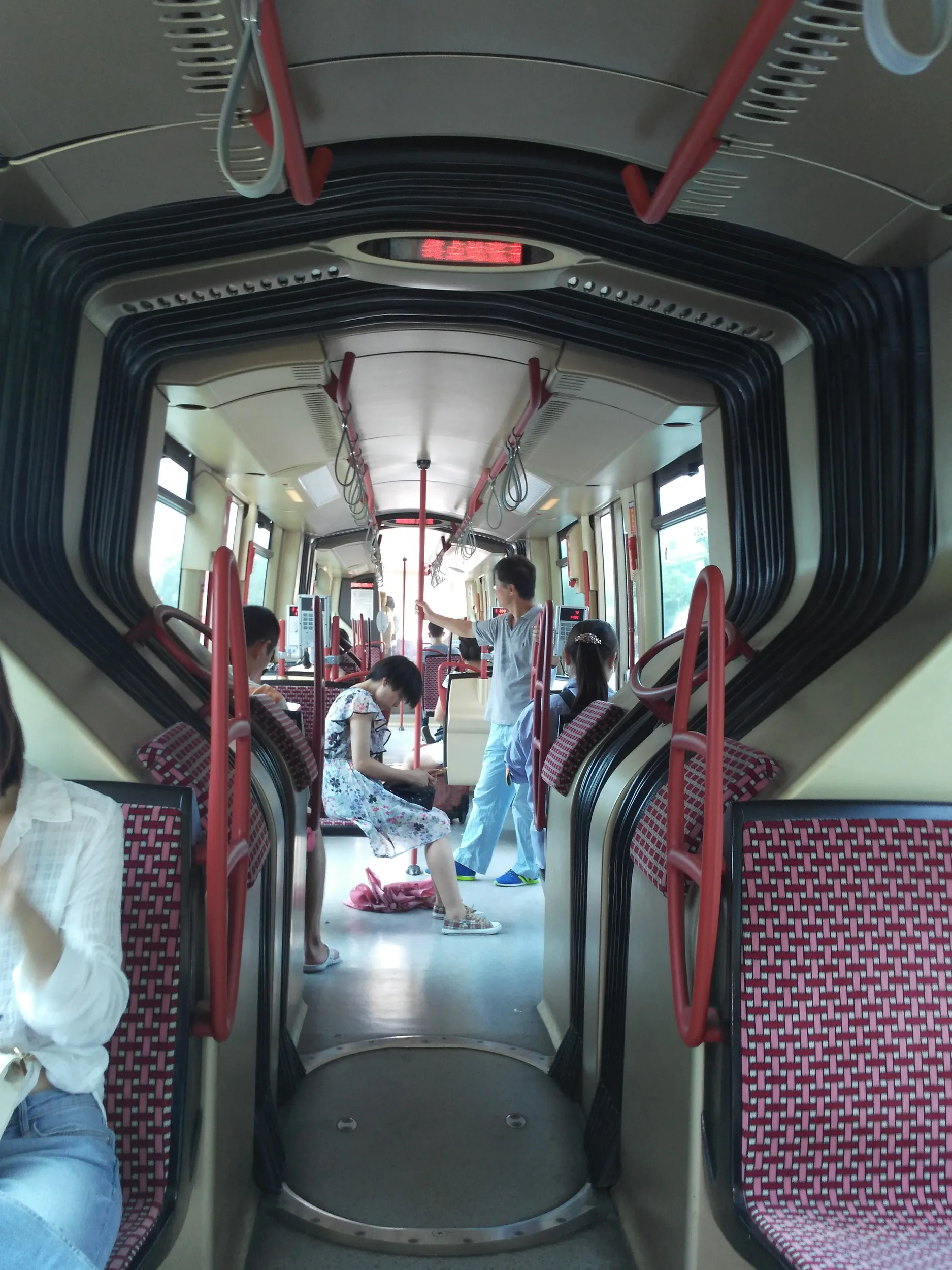 トラムの車内風景