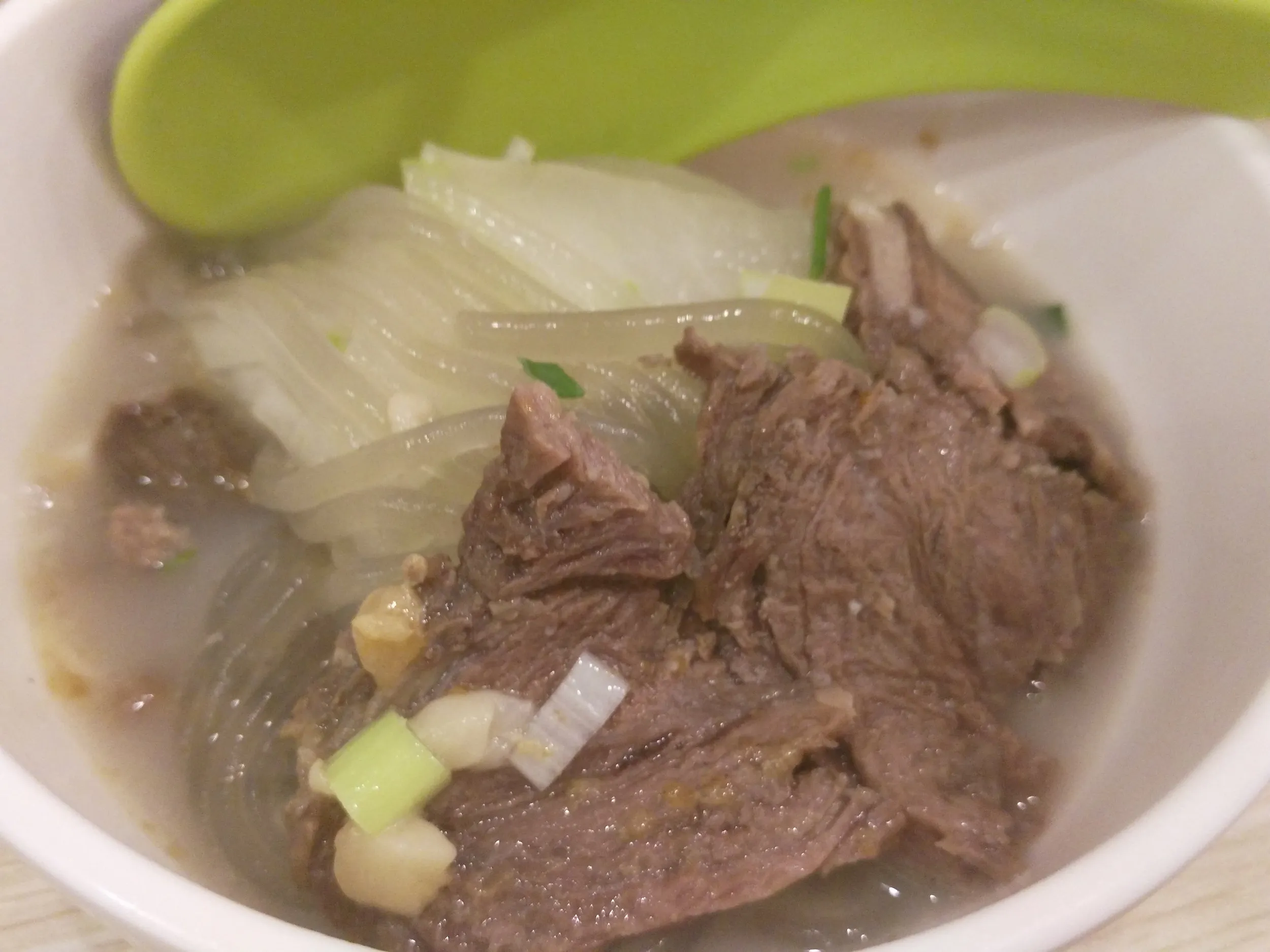 唐辛子粉がかかった麺