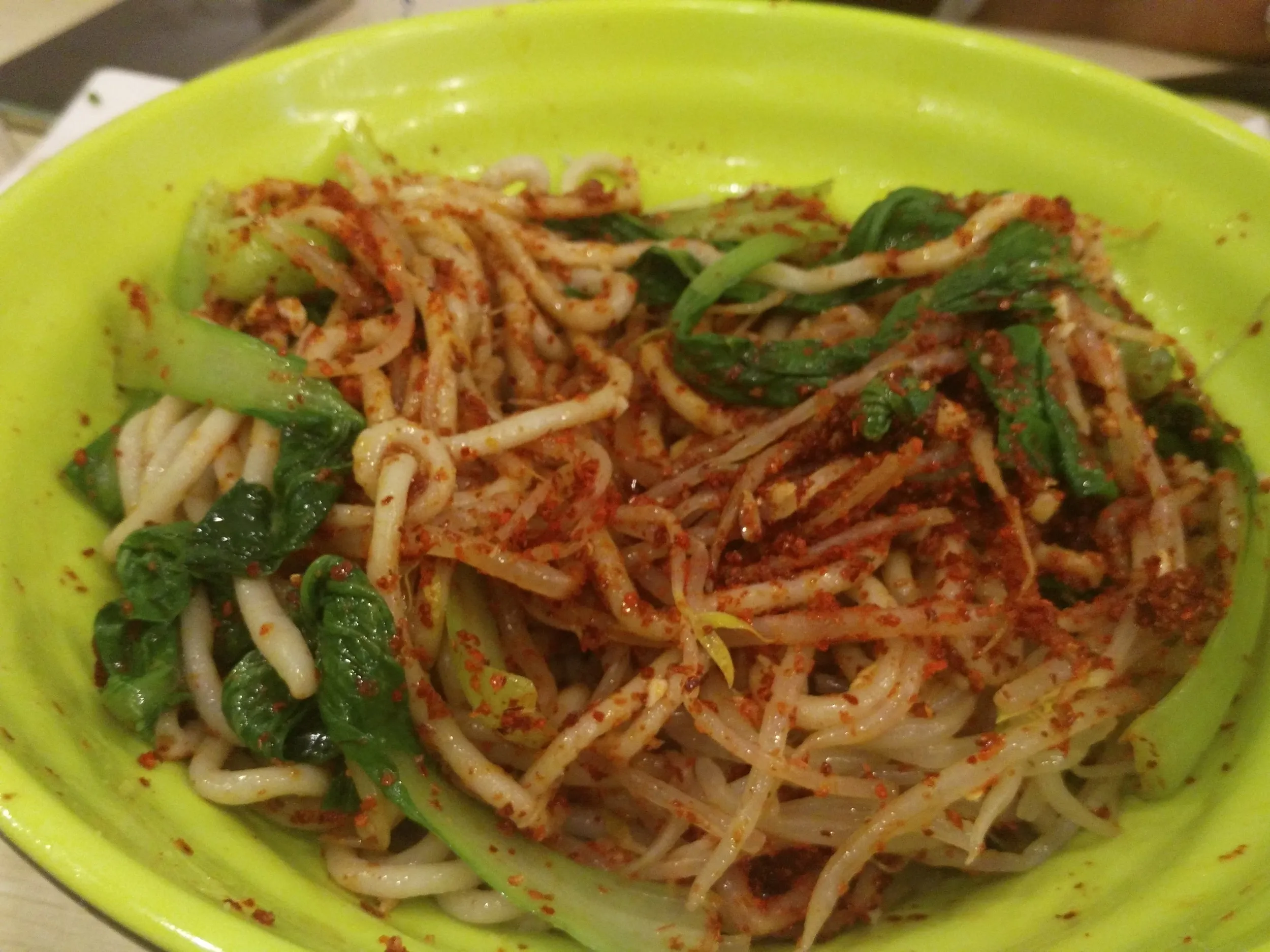 唐辛子粉がかかった麺