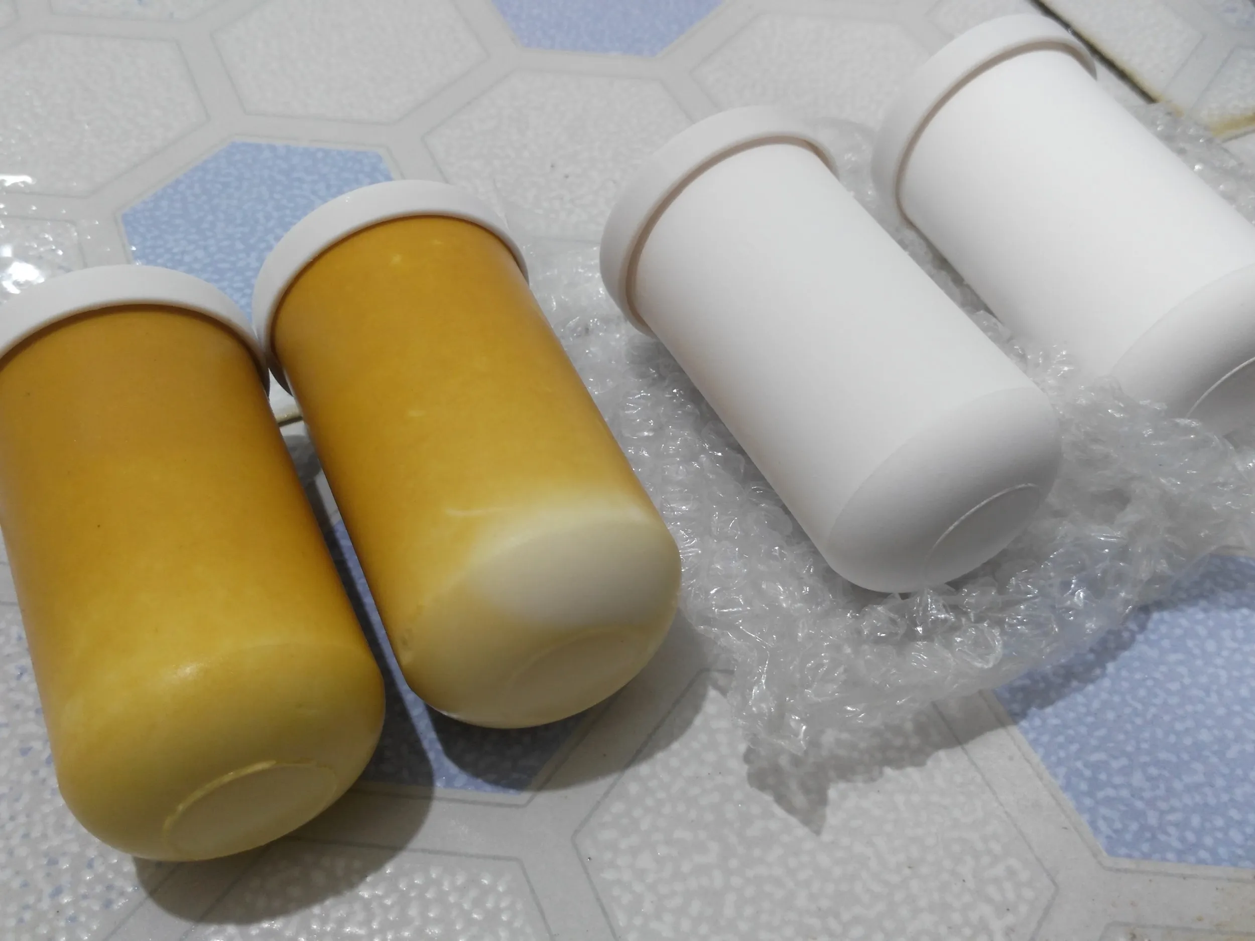 変色した水道フィルターと新品の比較