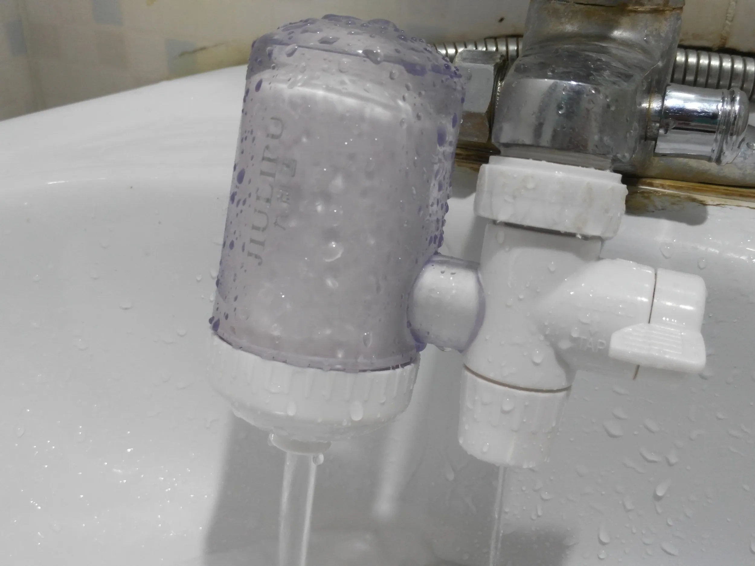 変色した水道フィルター