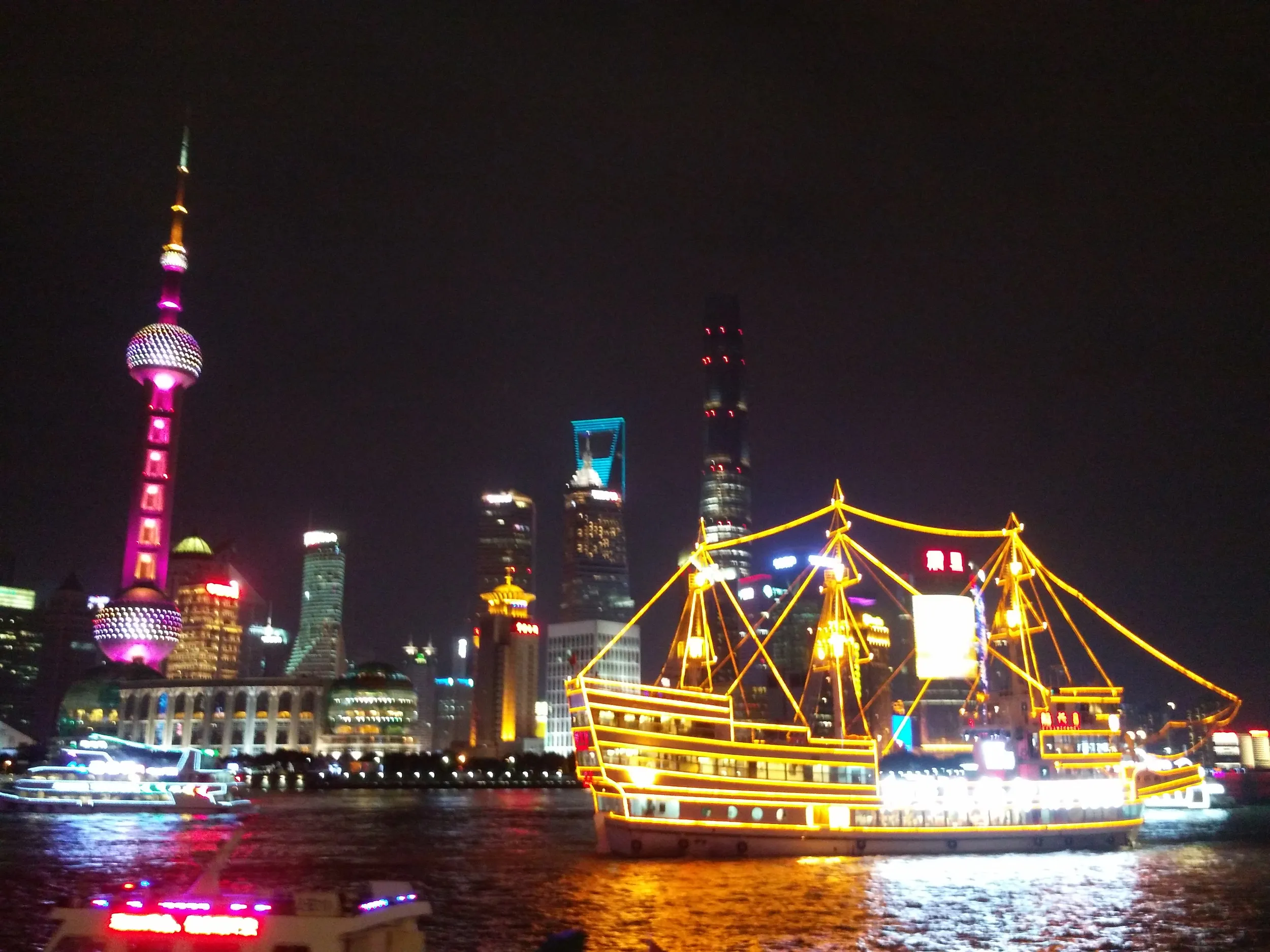 黄浦江を行き交う船