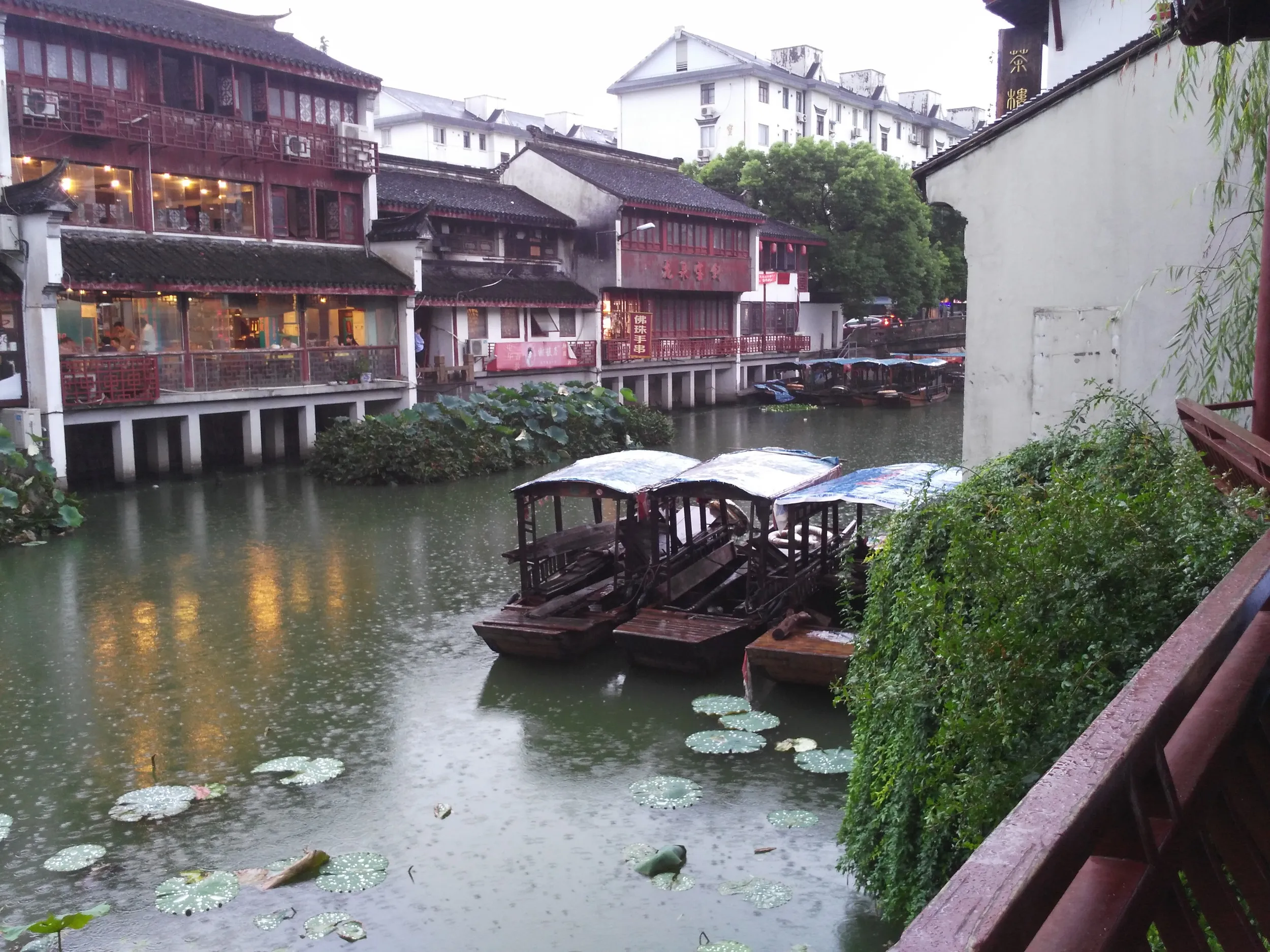 橋から見た運河