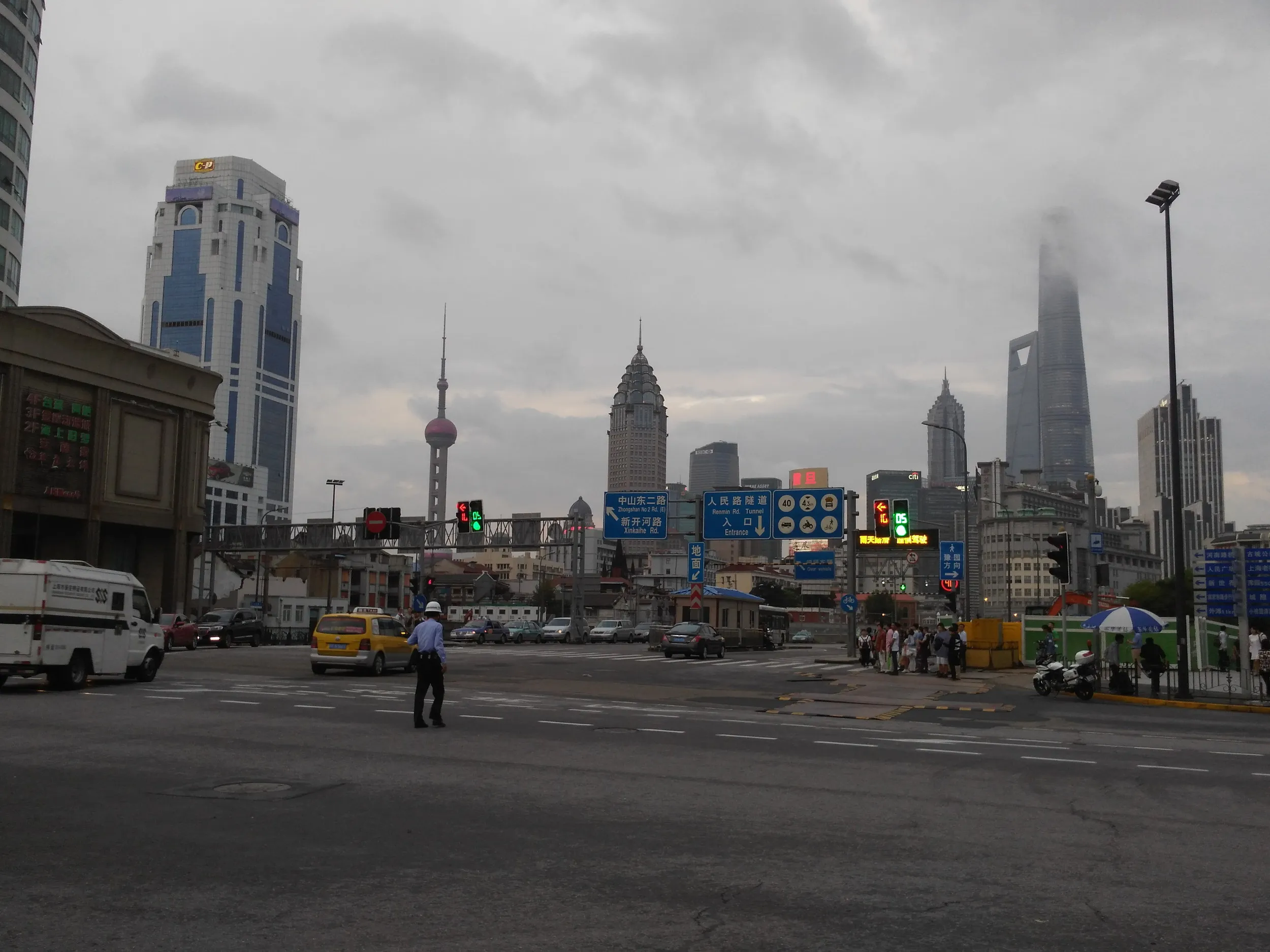 地下鉄10号線の豫園駅からの風景