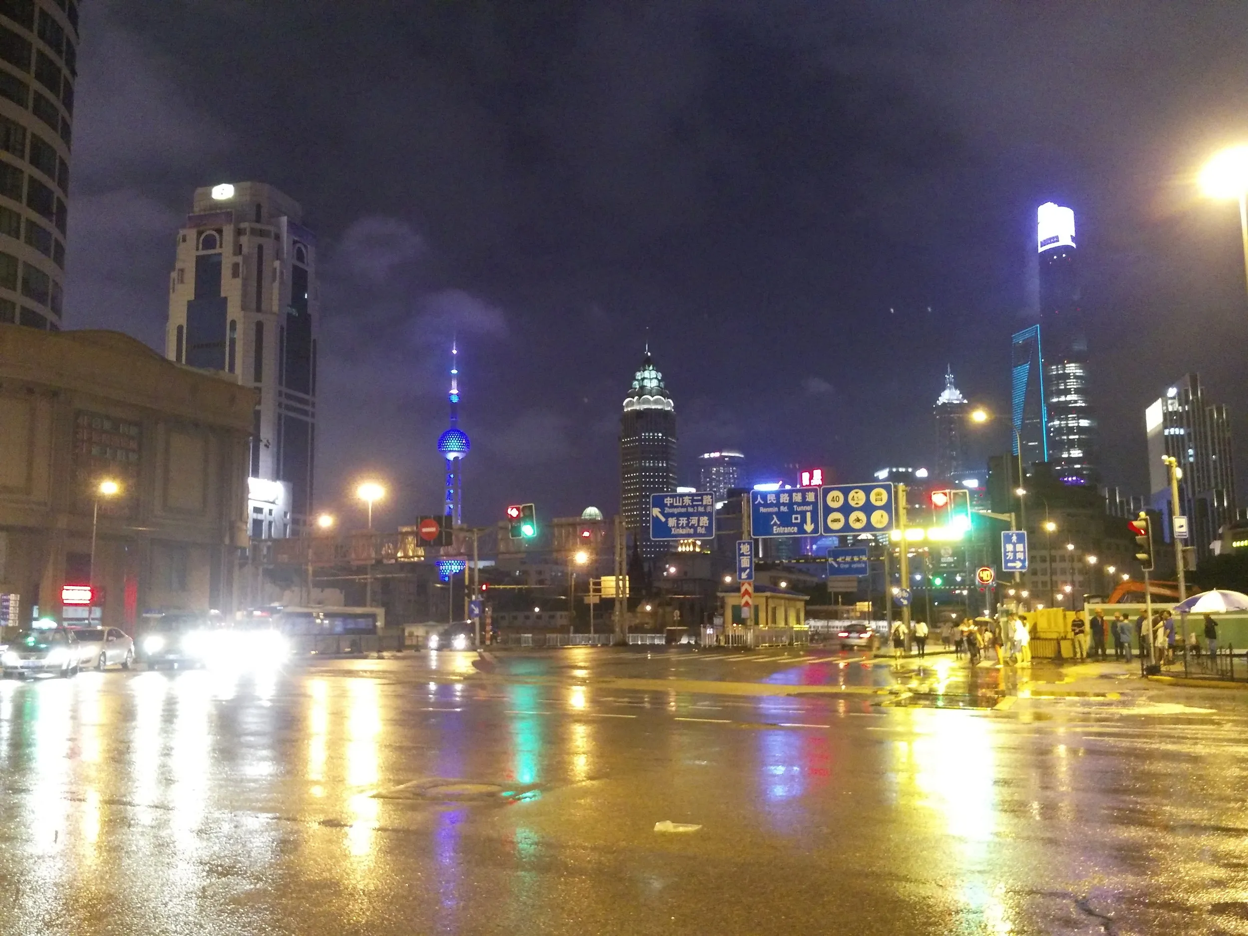 豫園駅から見る東方明珠電視塔