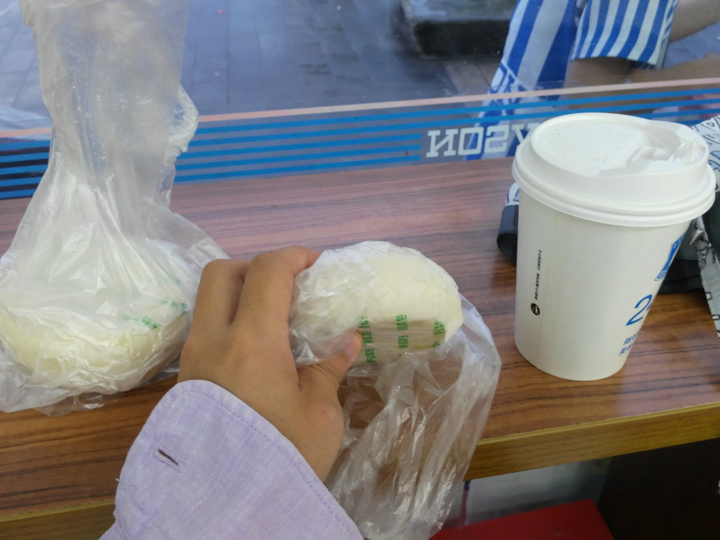 朝食の黒胡麻豆乳と中華まん