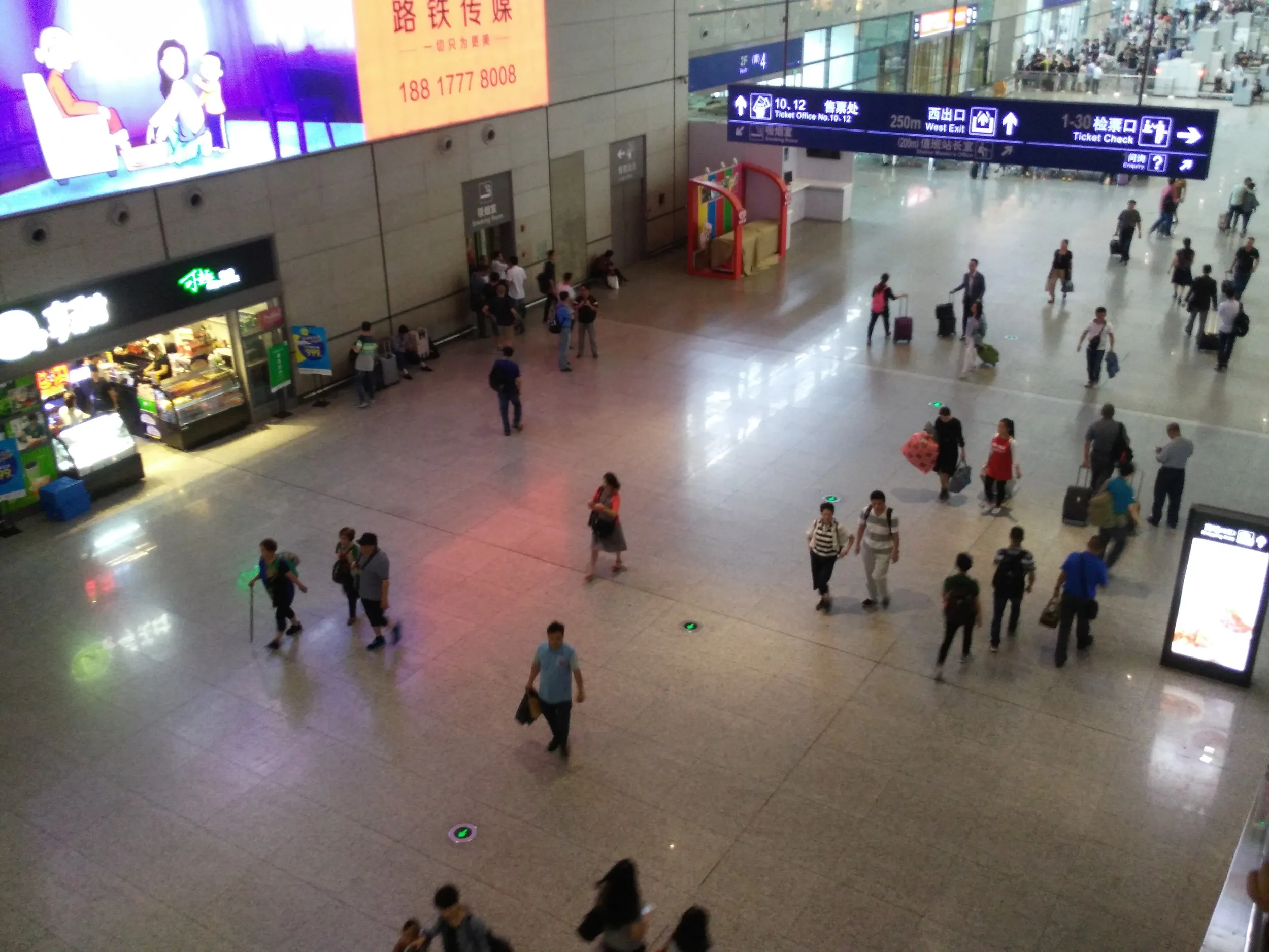 高速鉄道の乗り場へ向かう