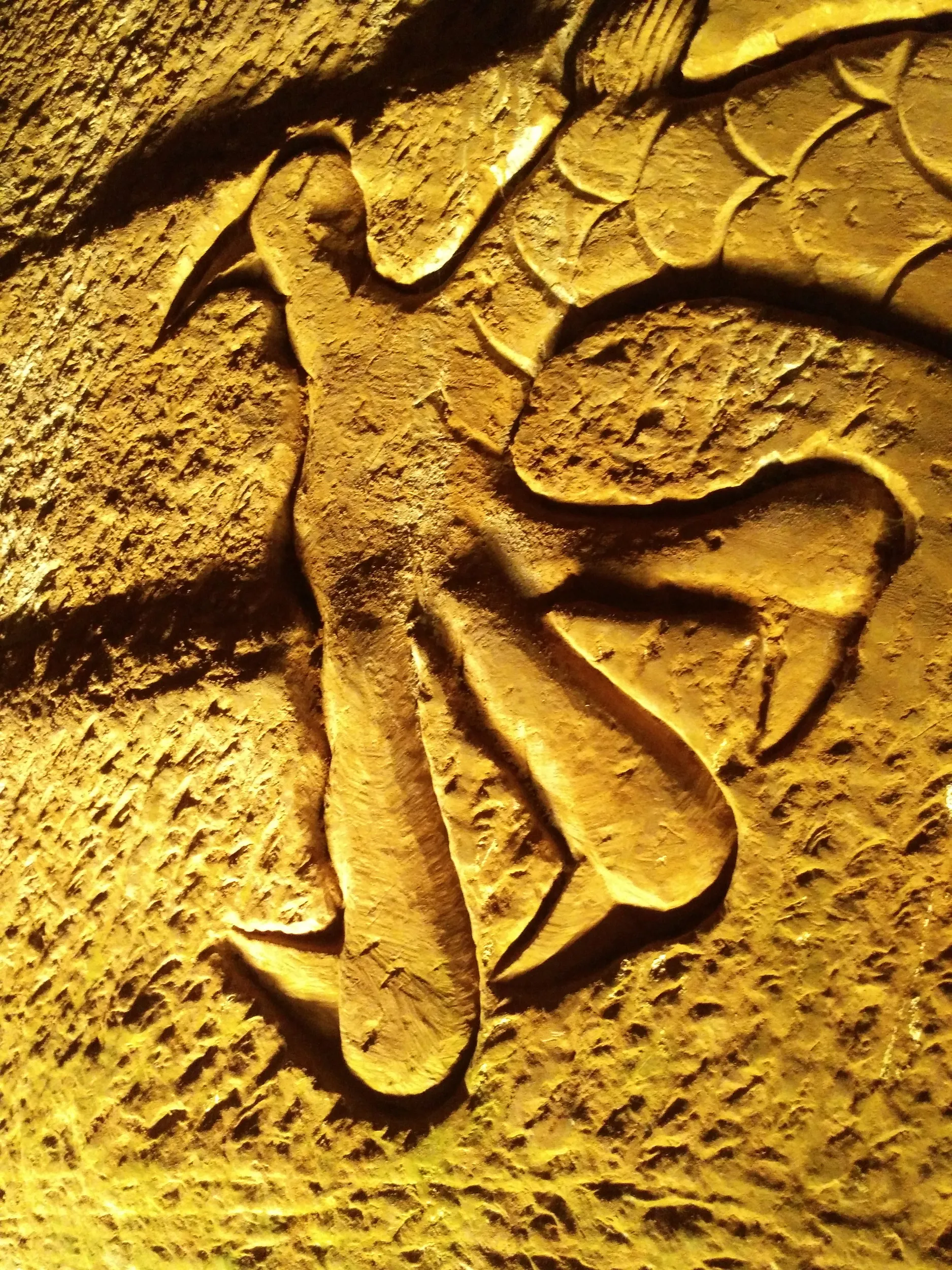 龍の彫刻がある柱