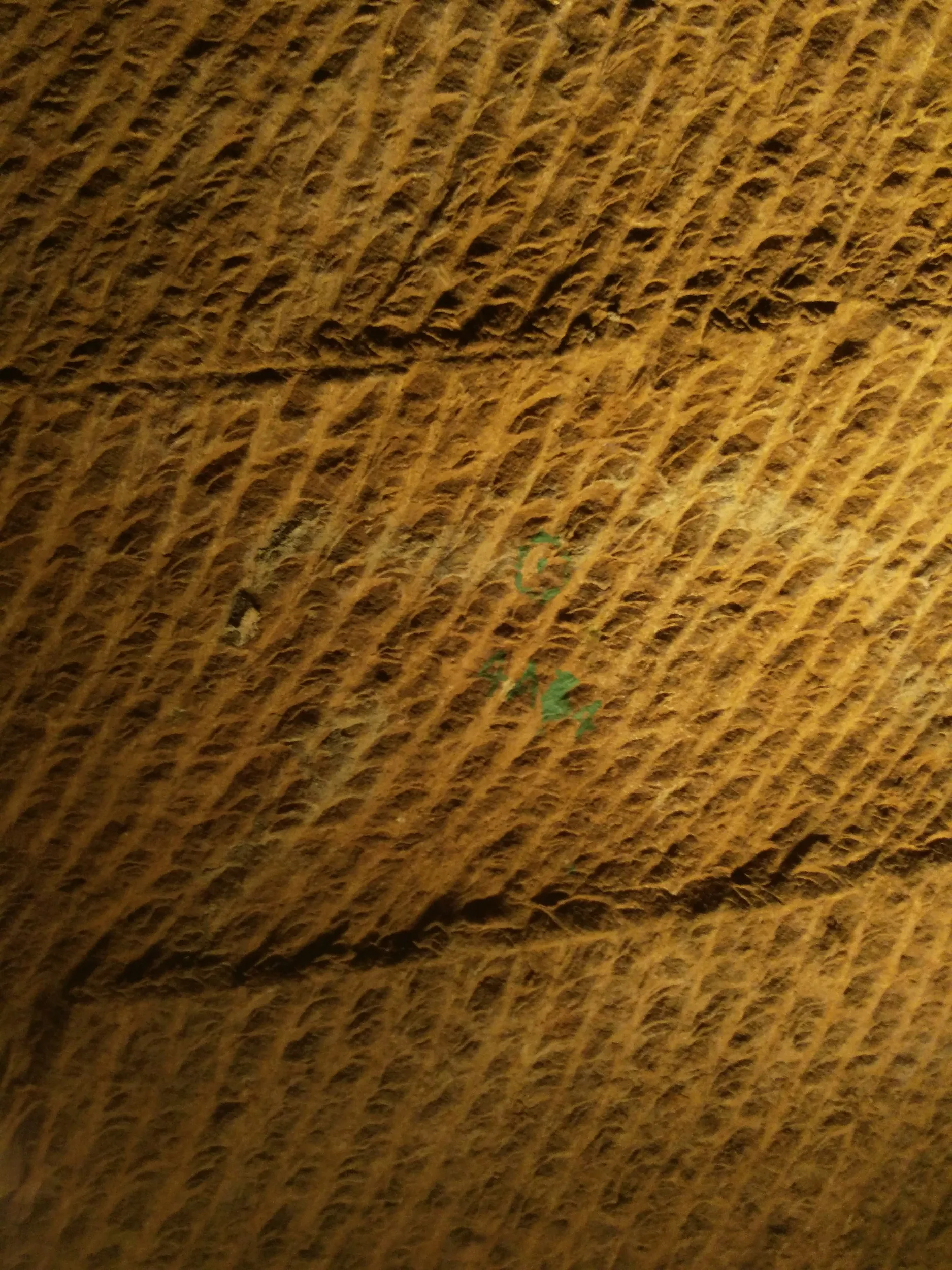 印がつけられた壁面