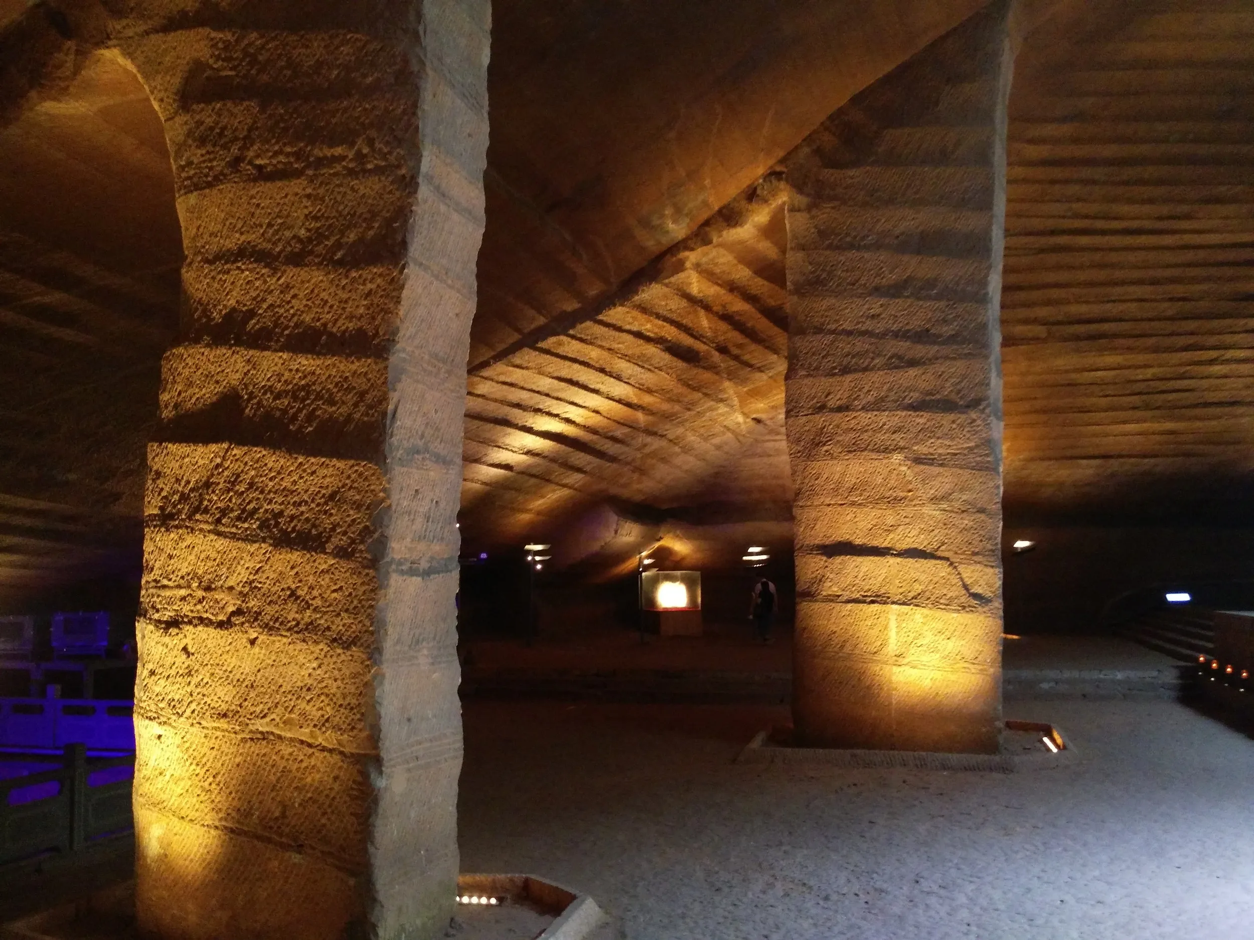 陽光が差し込む石窟