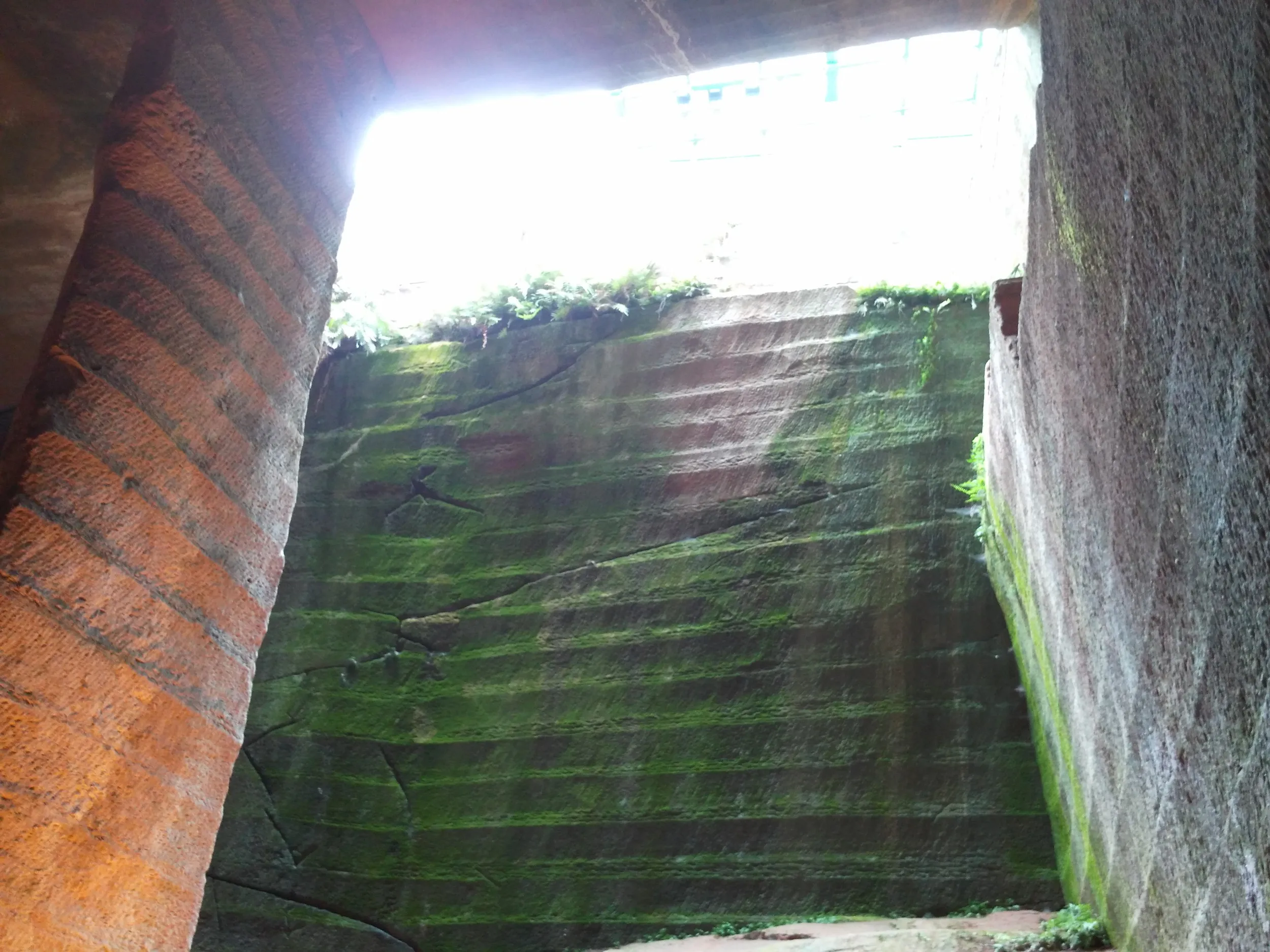 陽光が差し込む石窟