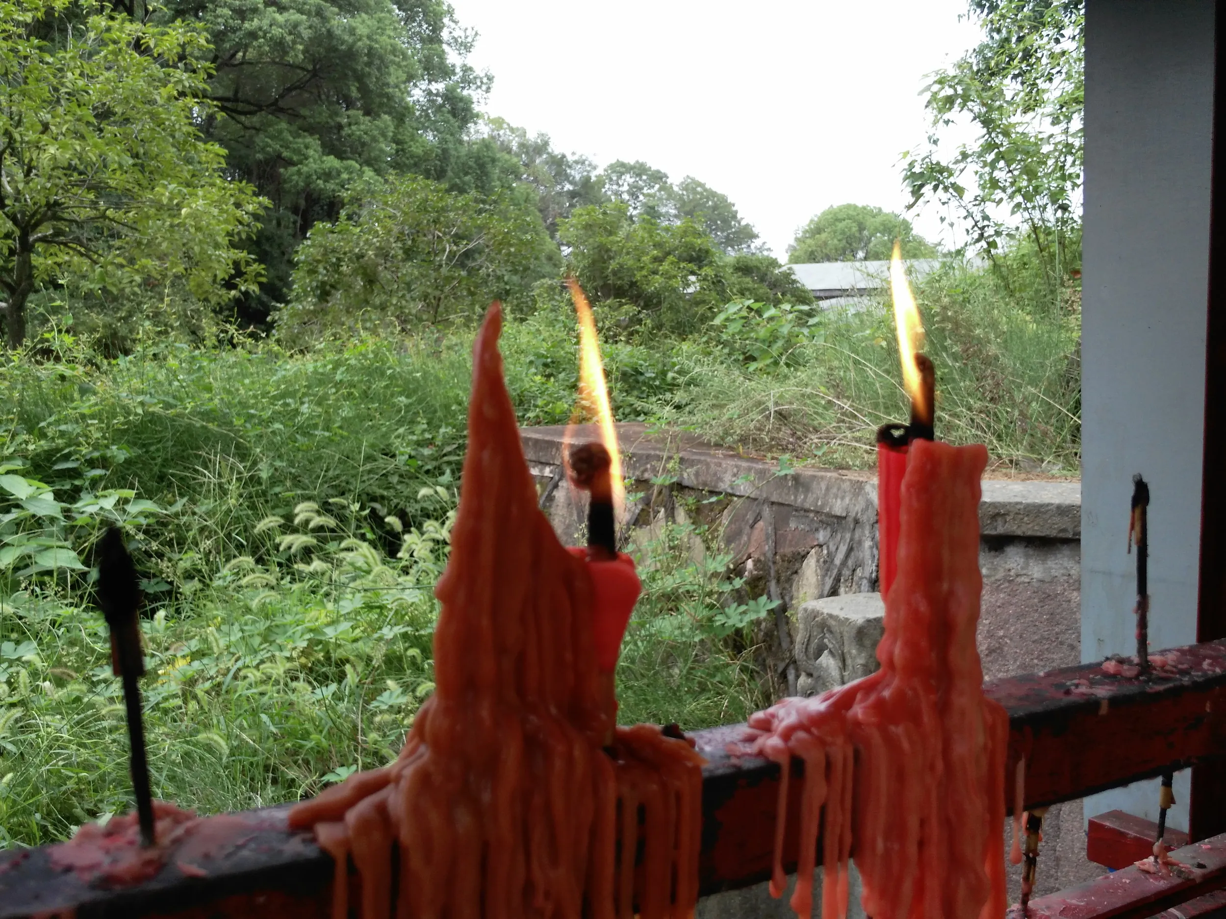 揺れる蝋燭の火