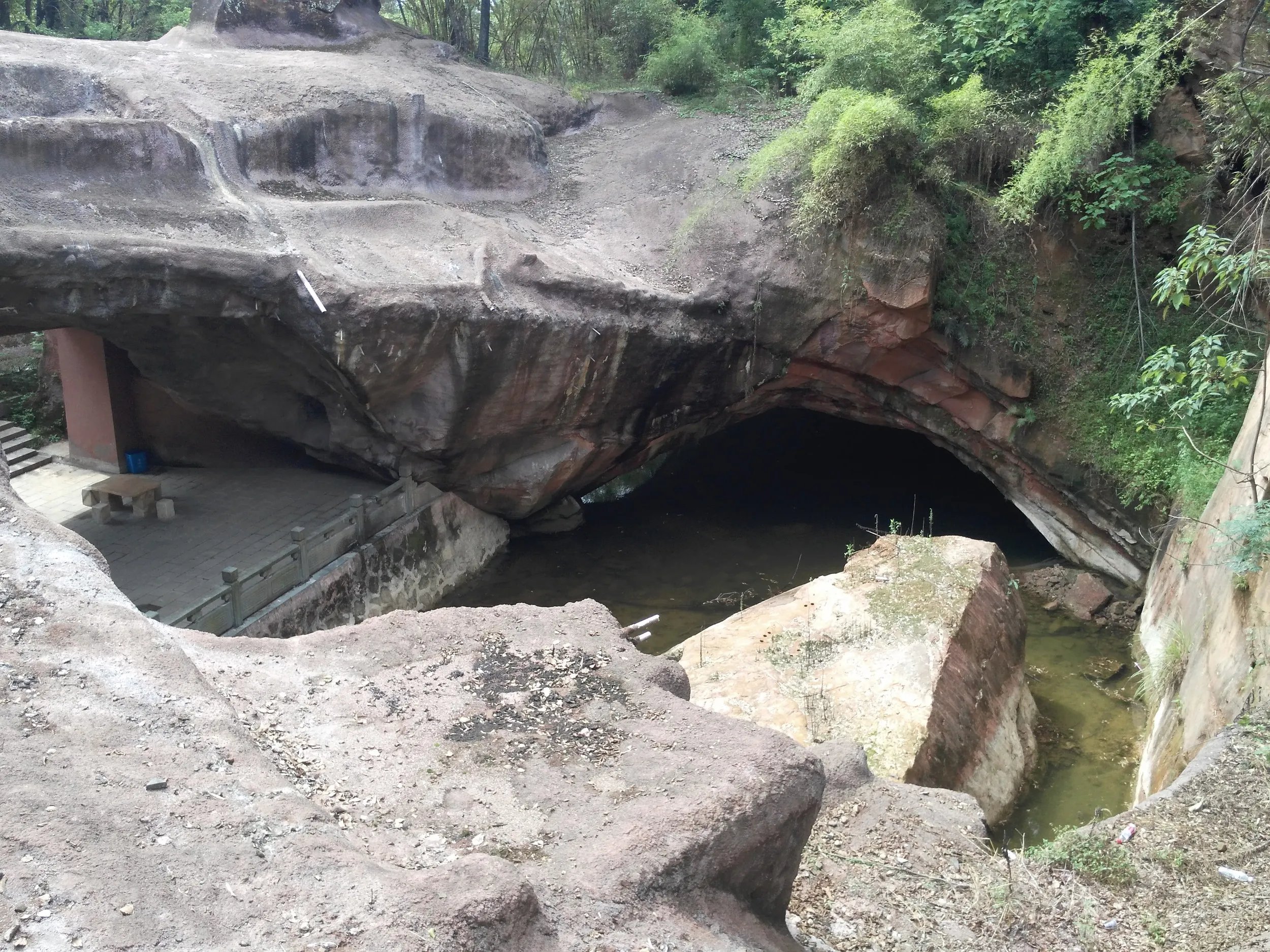 水没している未調査の洞窟