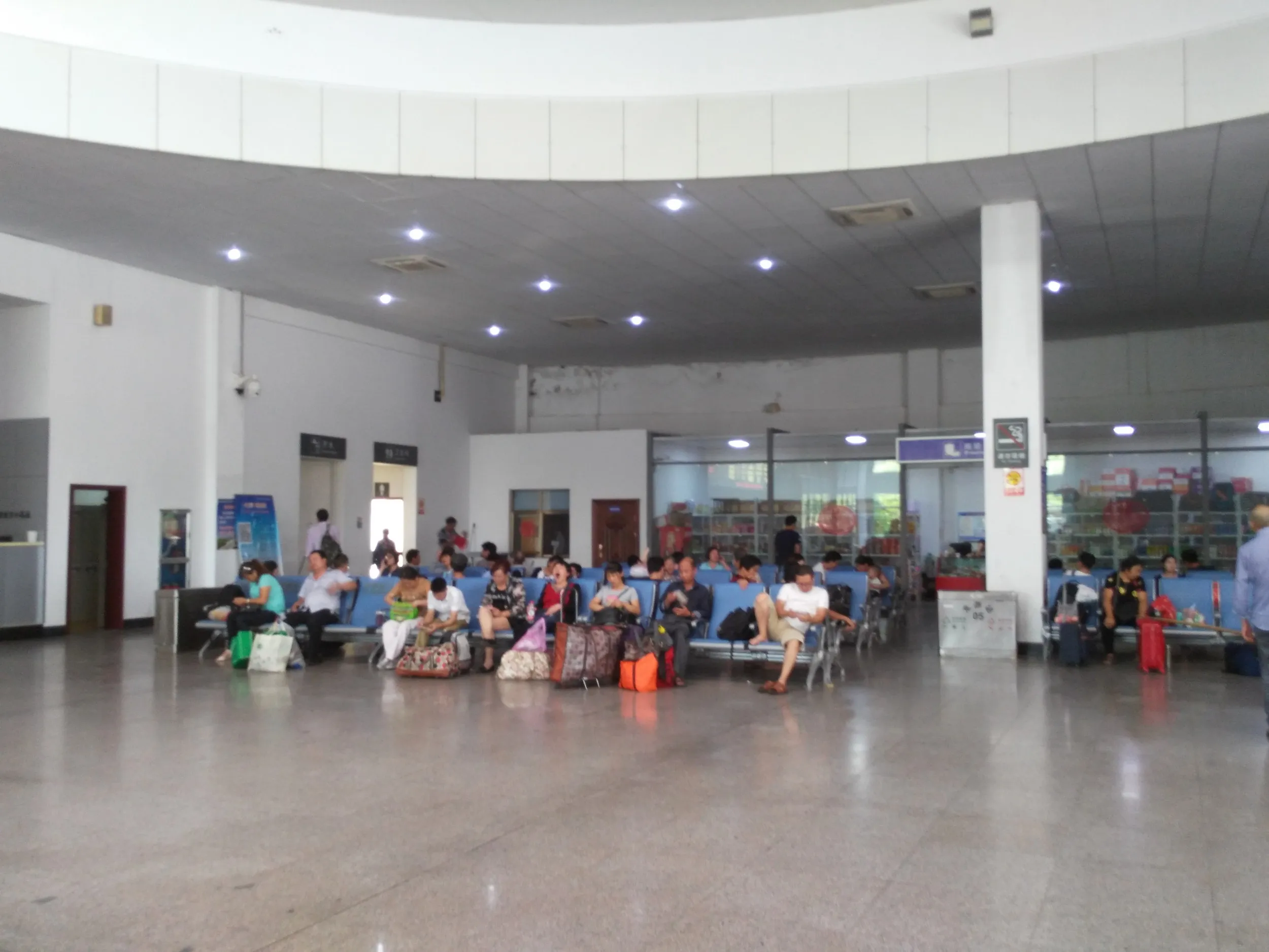 龍遊駅の待合室