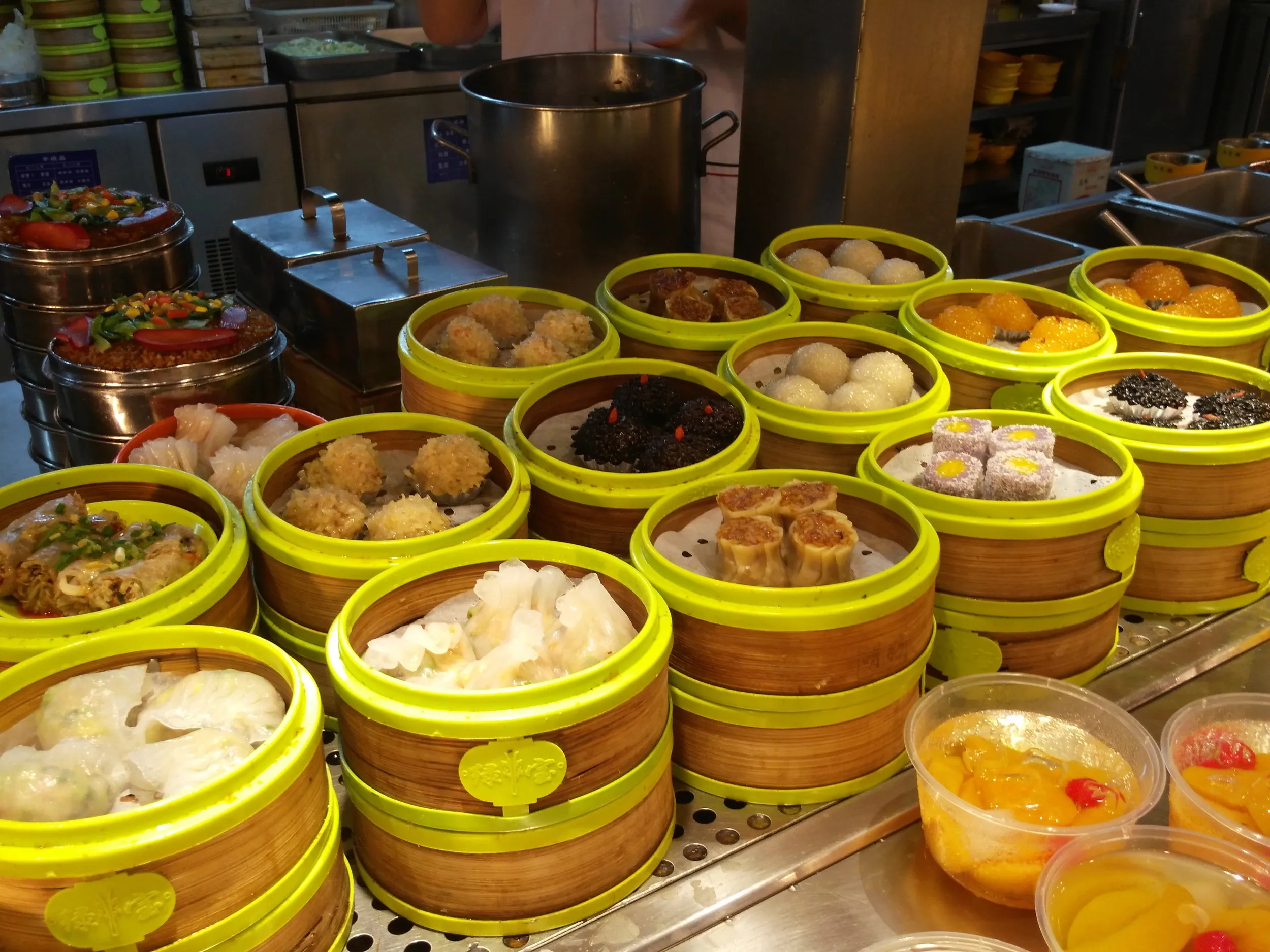 ずらりと並ぶ料理