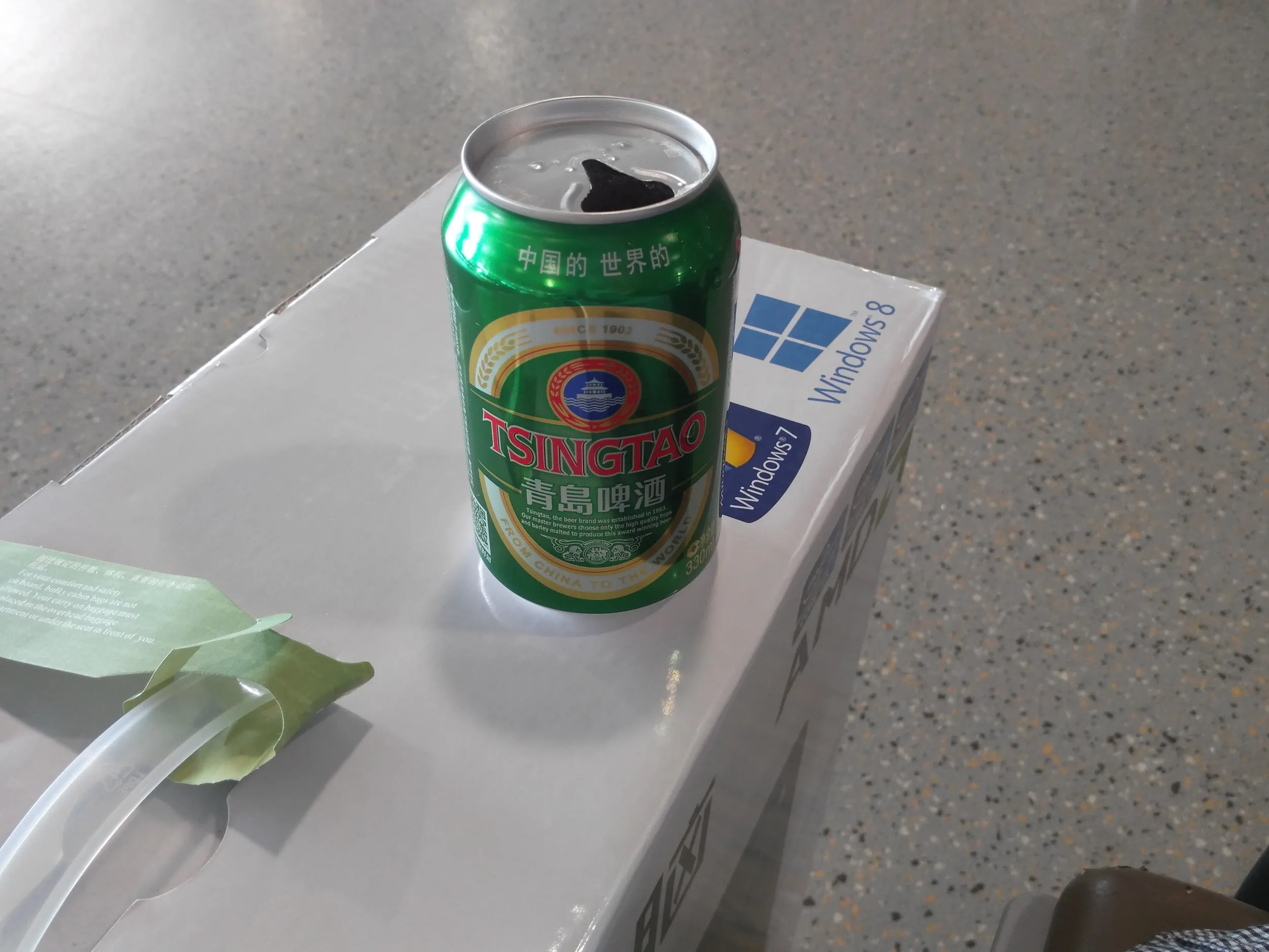 青島ビールを飲む