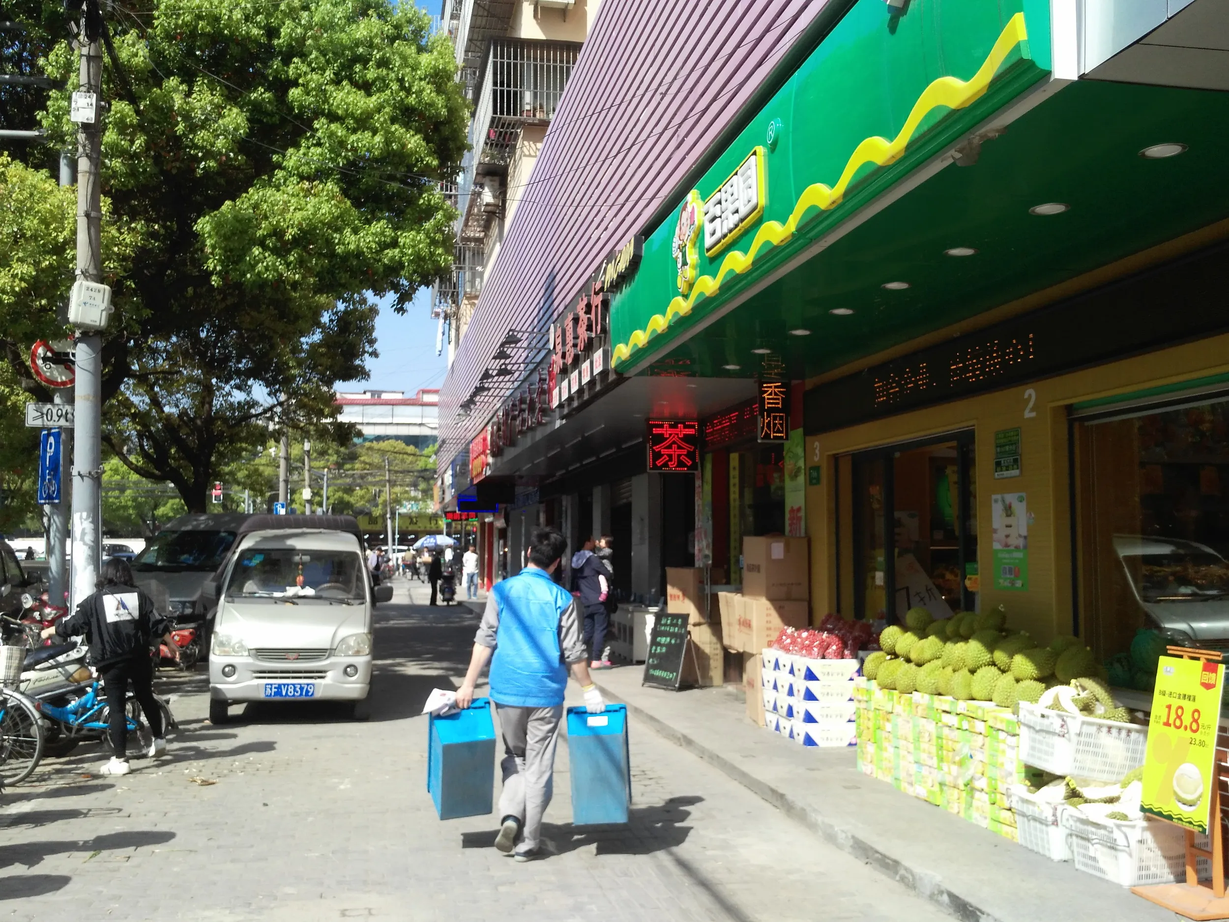 空港へ向かう道