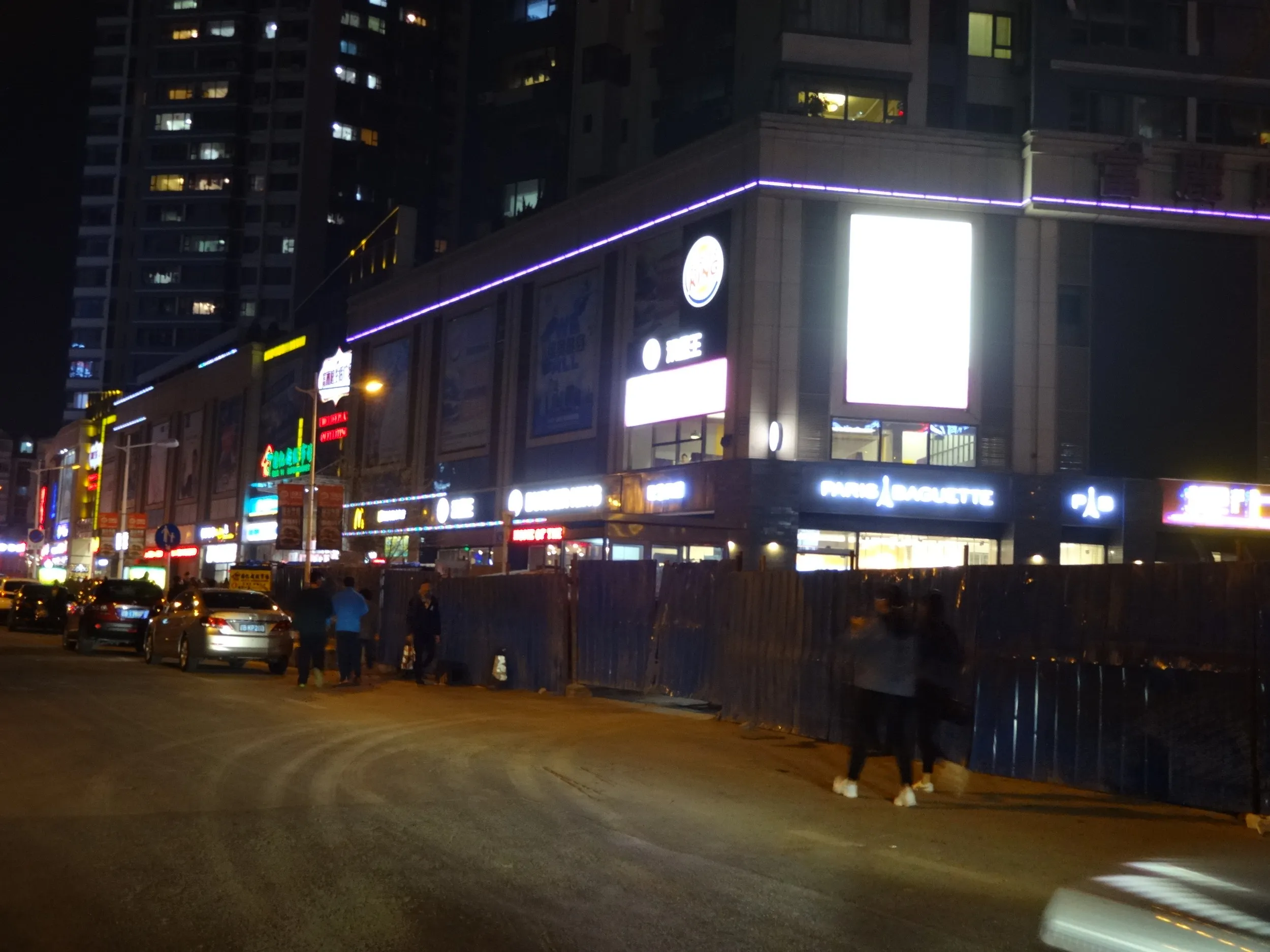 デパートを抜けて移動