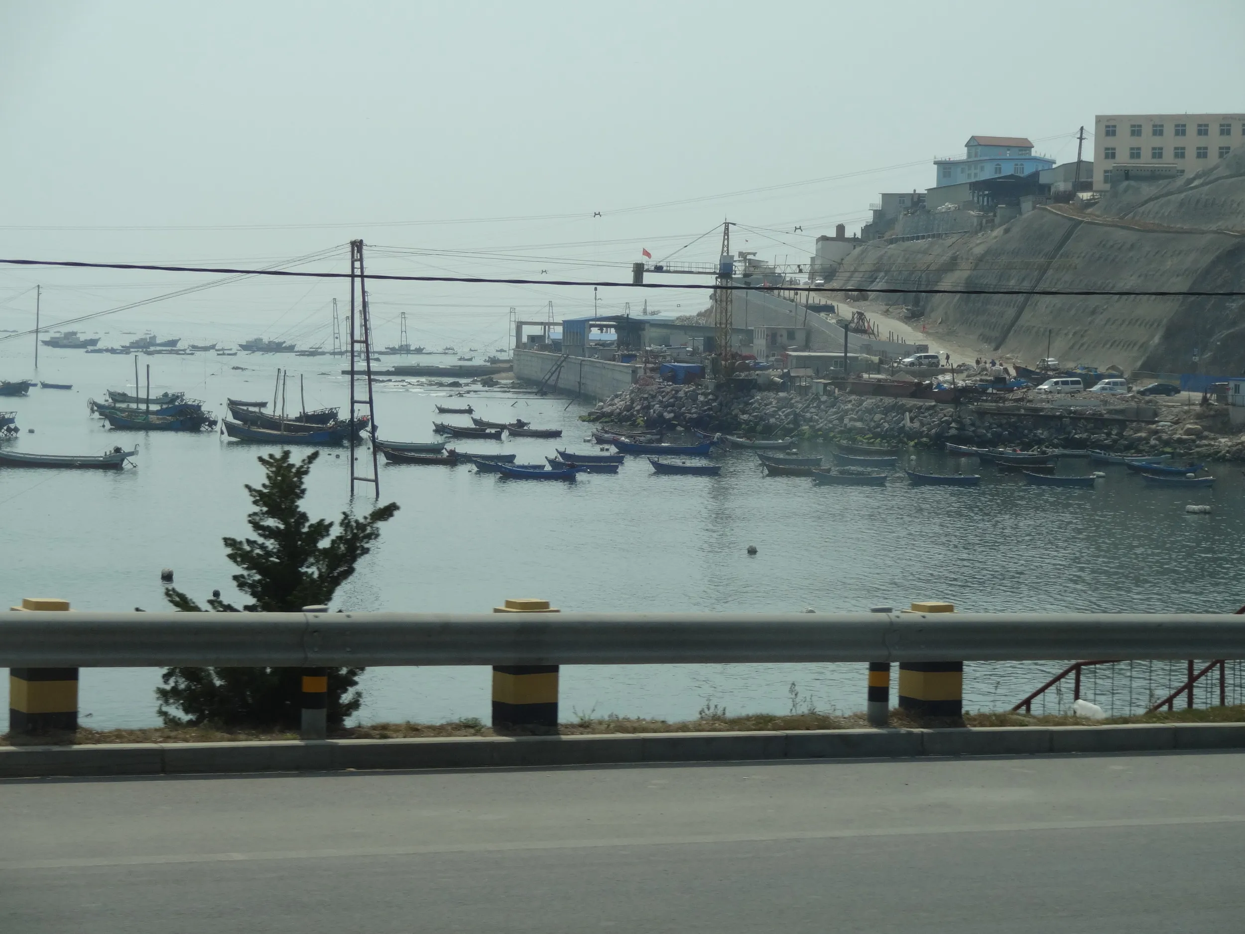 旅順の街に入ってきたバス