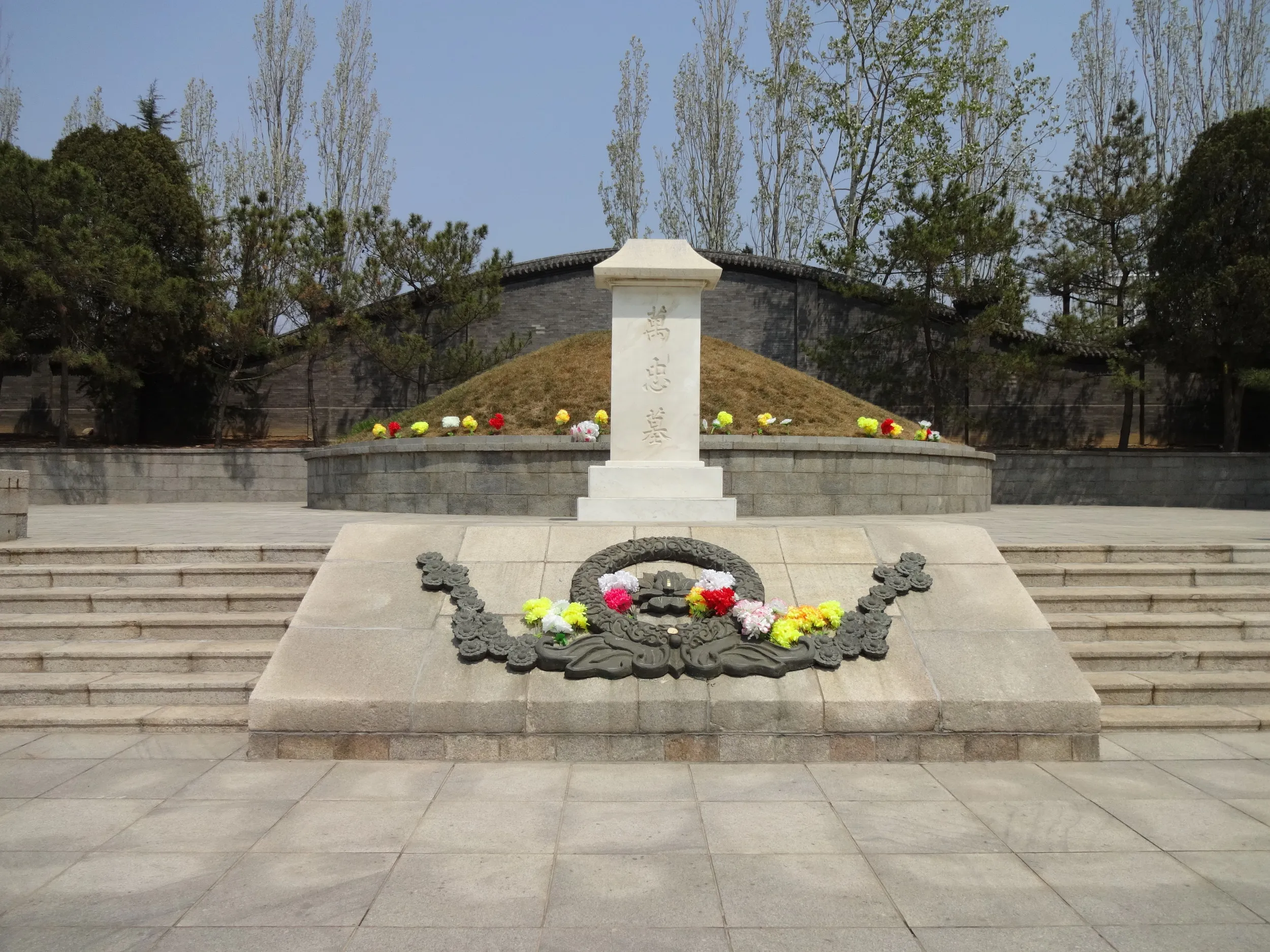 万忠墓の慰霊碑