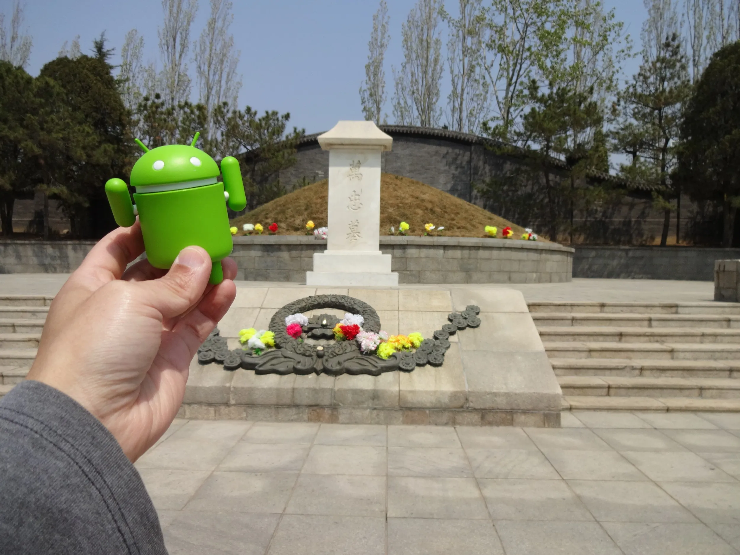 万忠墓でドロイド君