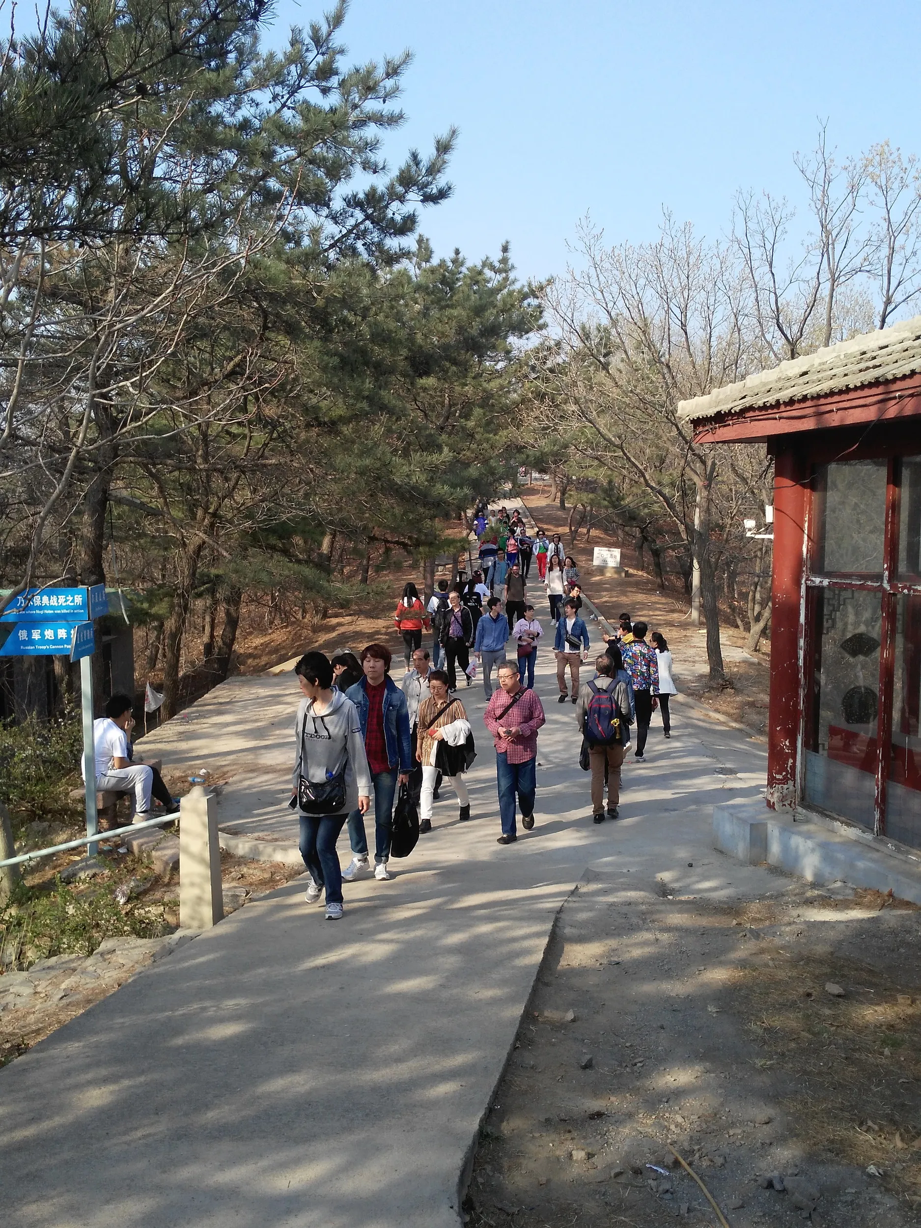 慰霊碑へ向かう