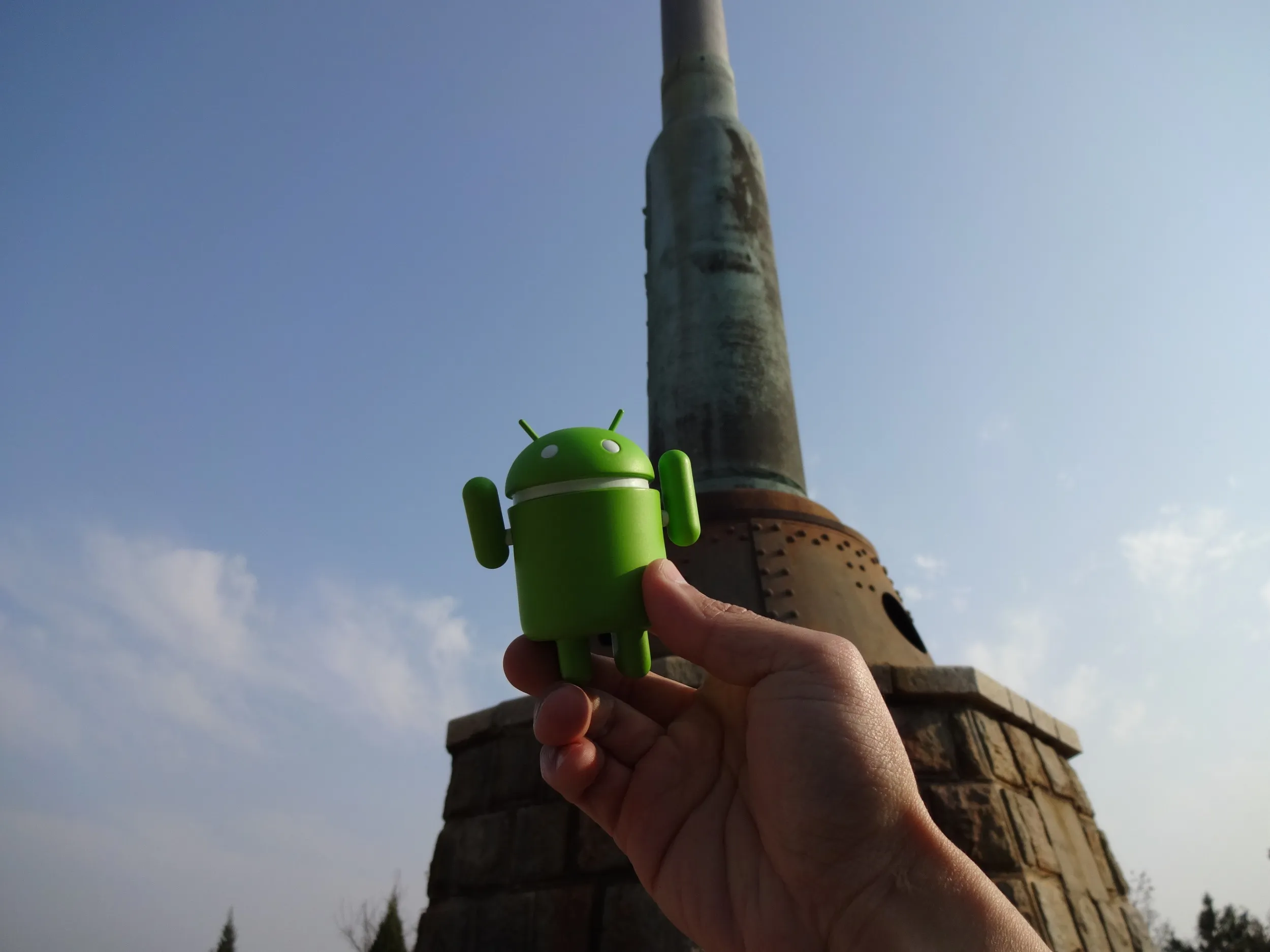 爾霊山塔の前でドロイド君