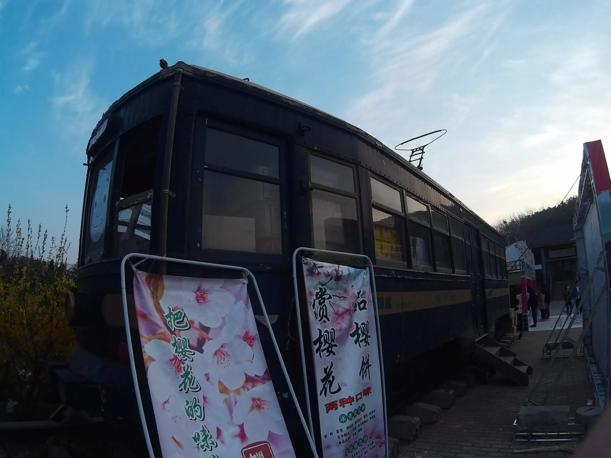 麓の屋台と路面電車