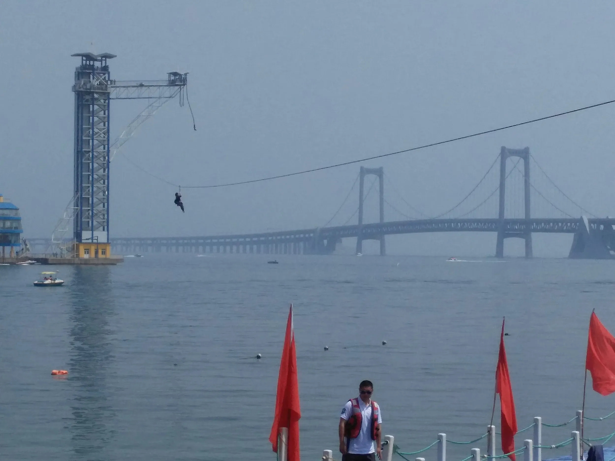 海に伸びるアトラクションと星海湾大橋
