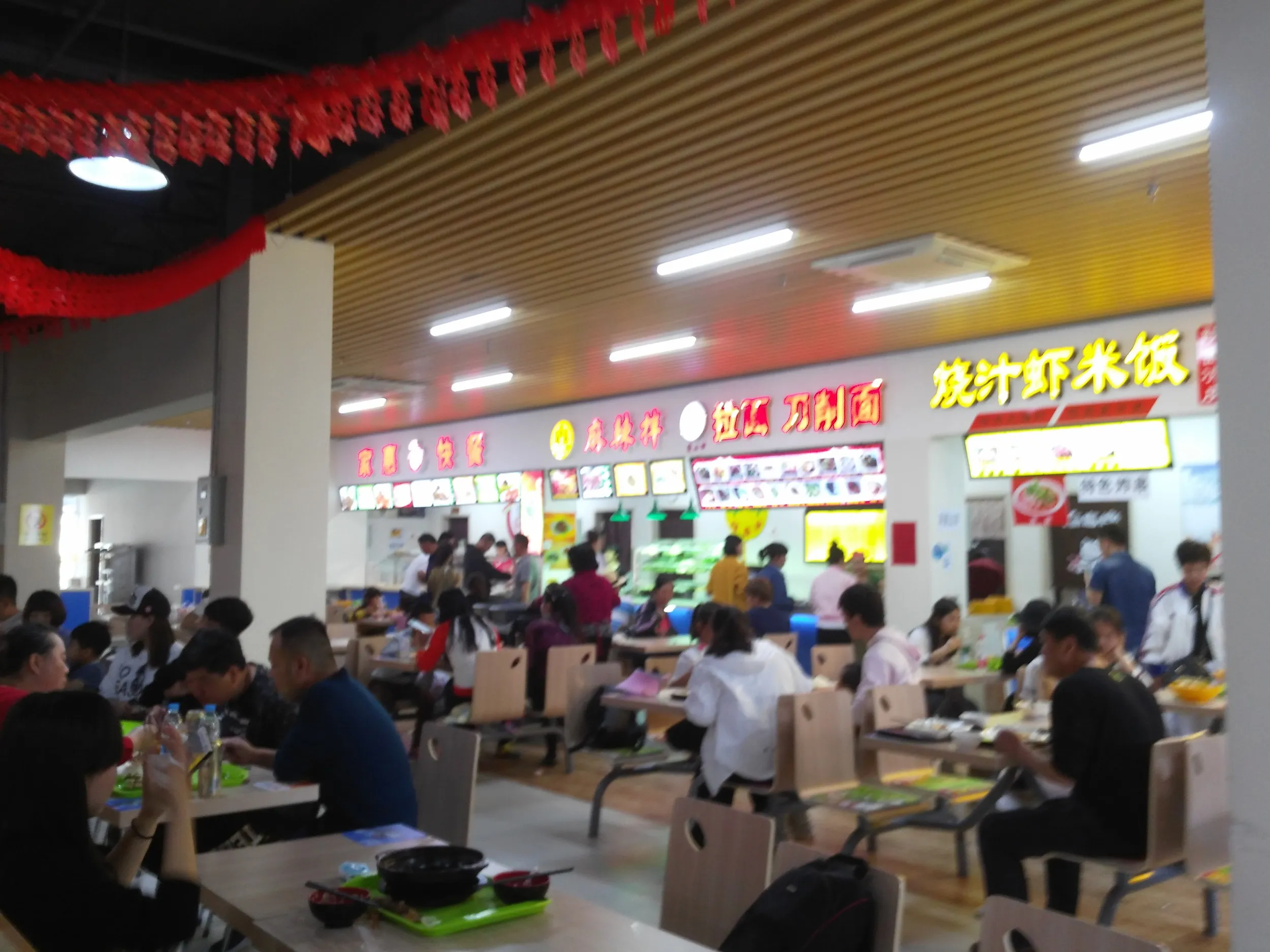 ユースと同じ建物内の美食広場